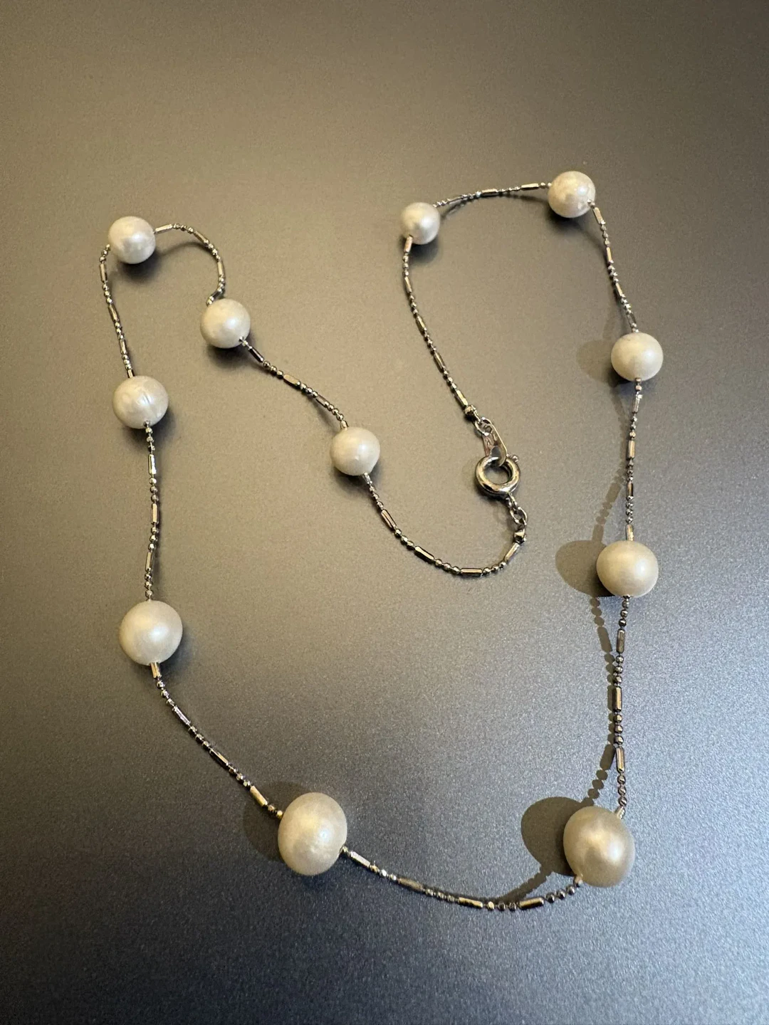 Collier en métal argenté et perles de culture. - Lot 44