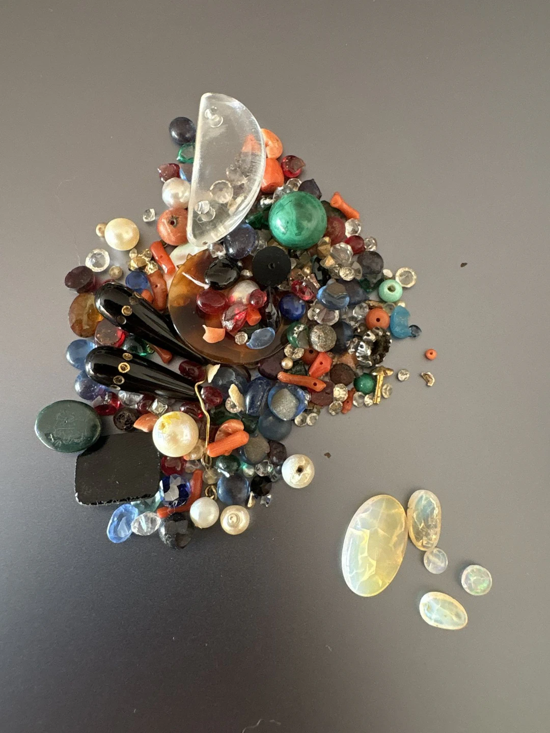 Lot de pierres et perles dont opales perles de corail malach - Lot 153