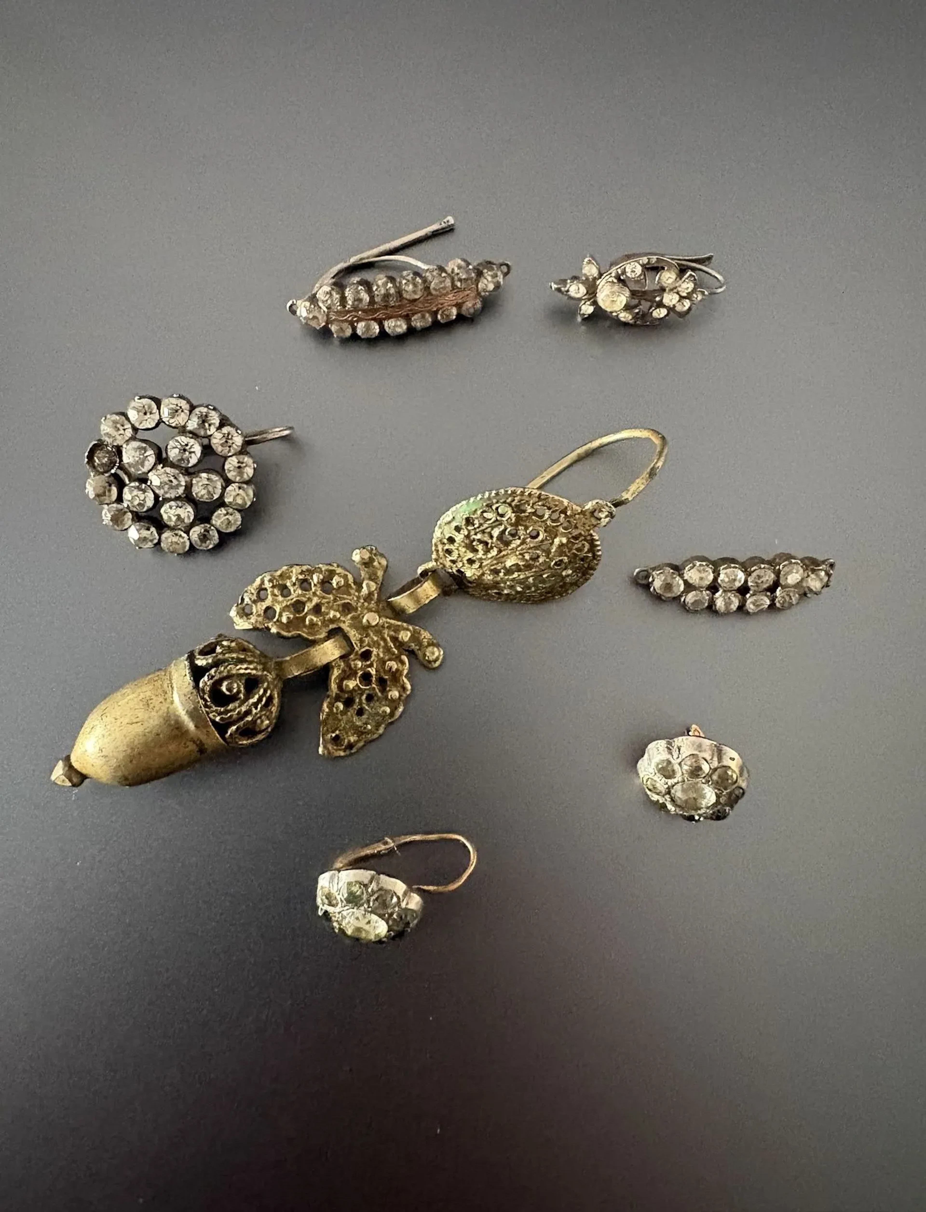 Lot comprenant 7 boucles d’oreilles anciennes en argent et d - Lot 156