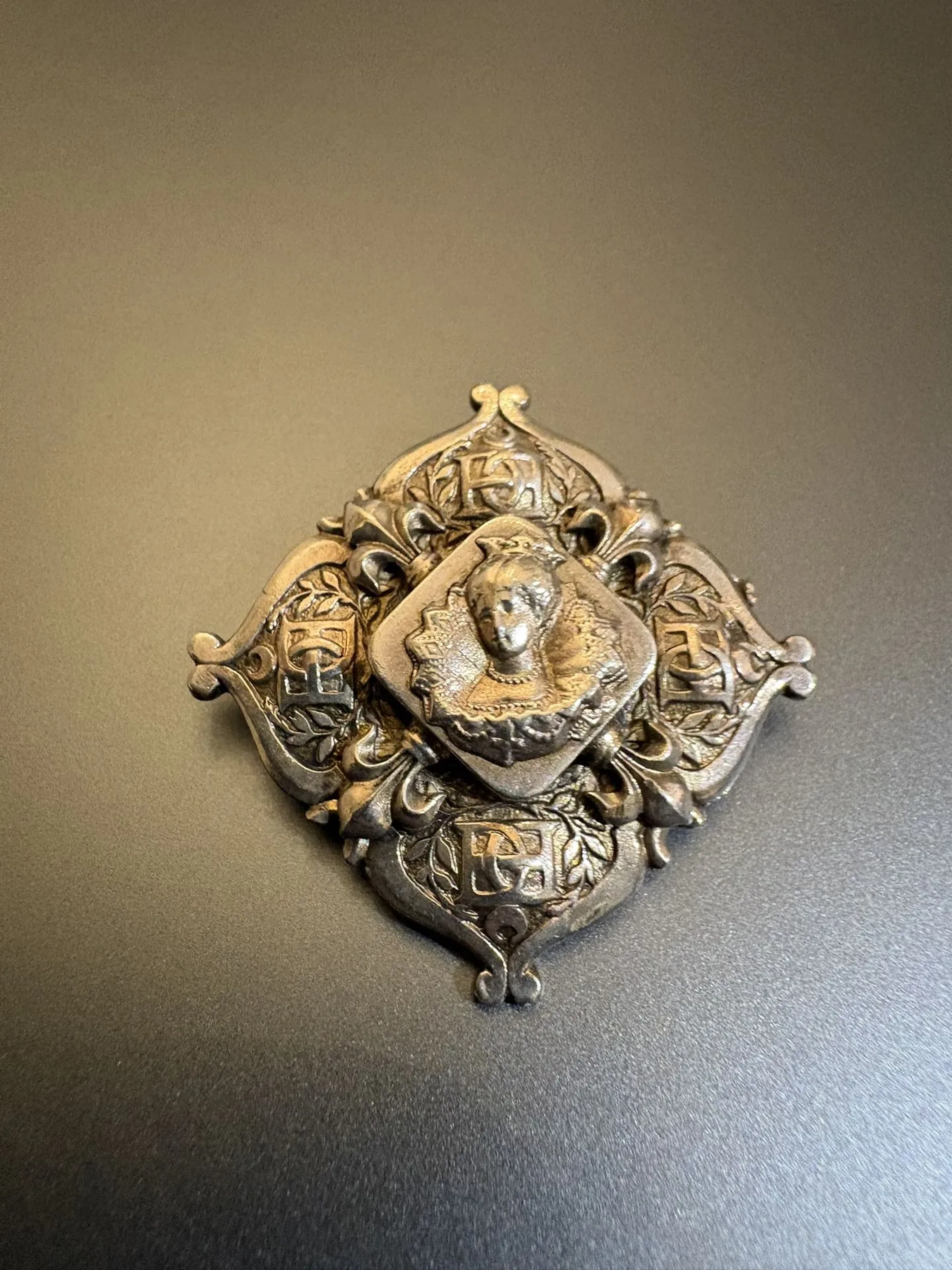 Broche en métal argenté de forme quadrilobe ornée d'un médai - Lot 38