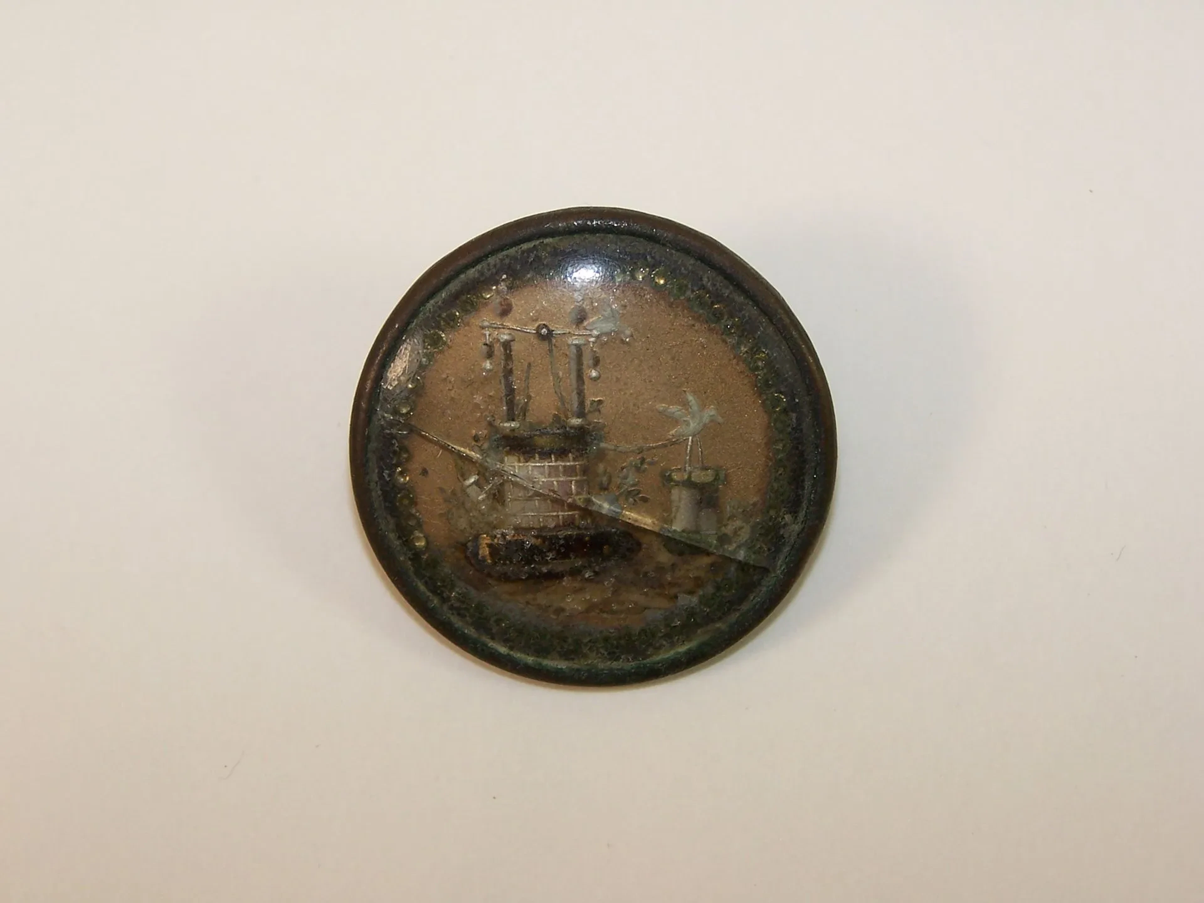 Bouton ancien à décor d'un puits et de colombes. Verre fêlé. - Lot 471