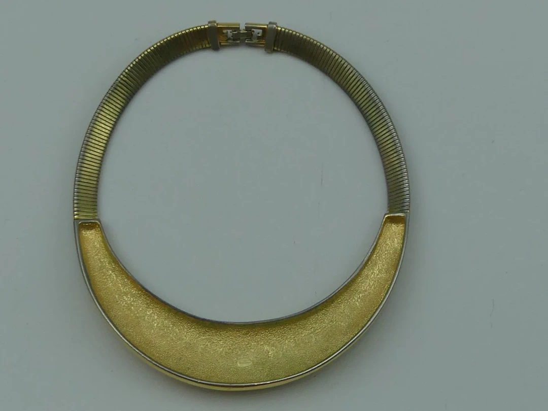 GIVENCHY. Collier semi rigide en métal plaqué or. Signé - Lot 359