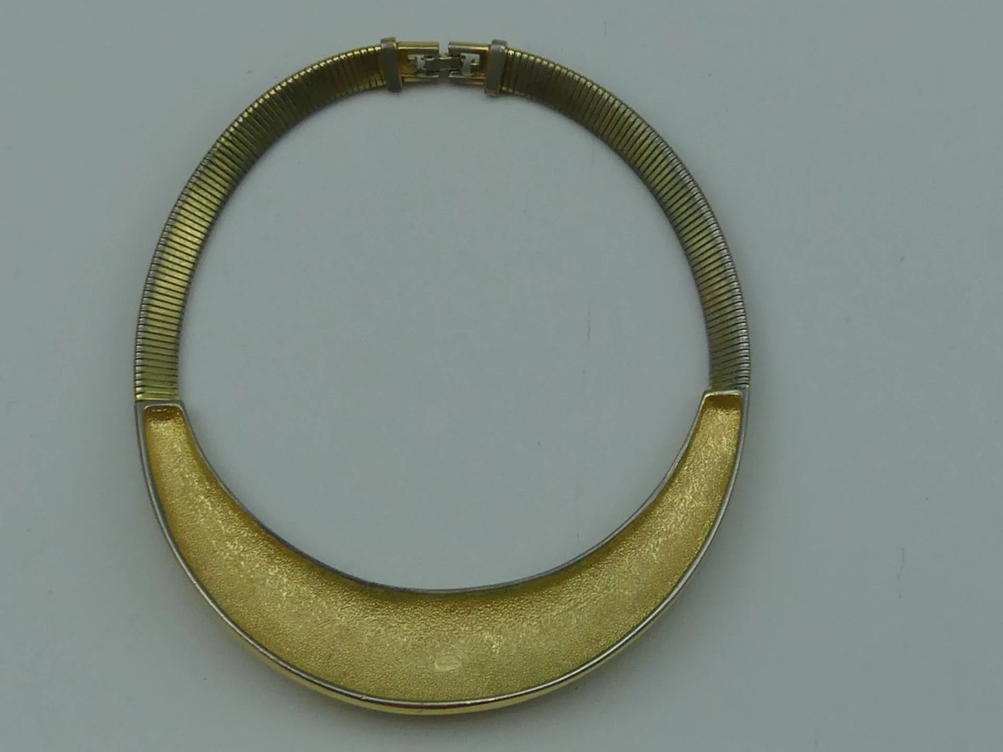 GIVENCHY. Collier semi rigide en métal plaqué or. Signé - Lot 359