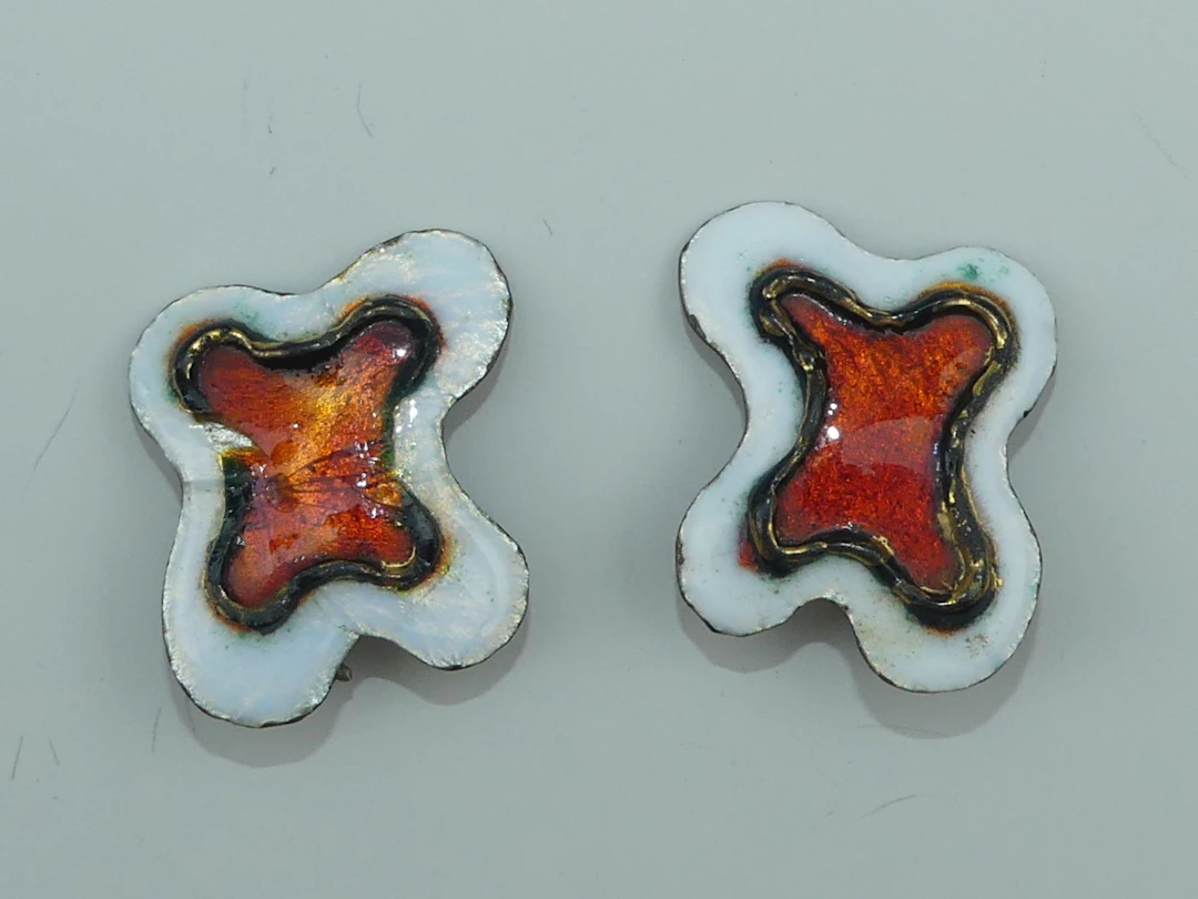 LIMOGES. Paire de boucles d'oreilles vintage en émail de Lim - Lot 413