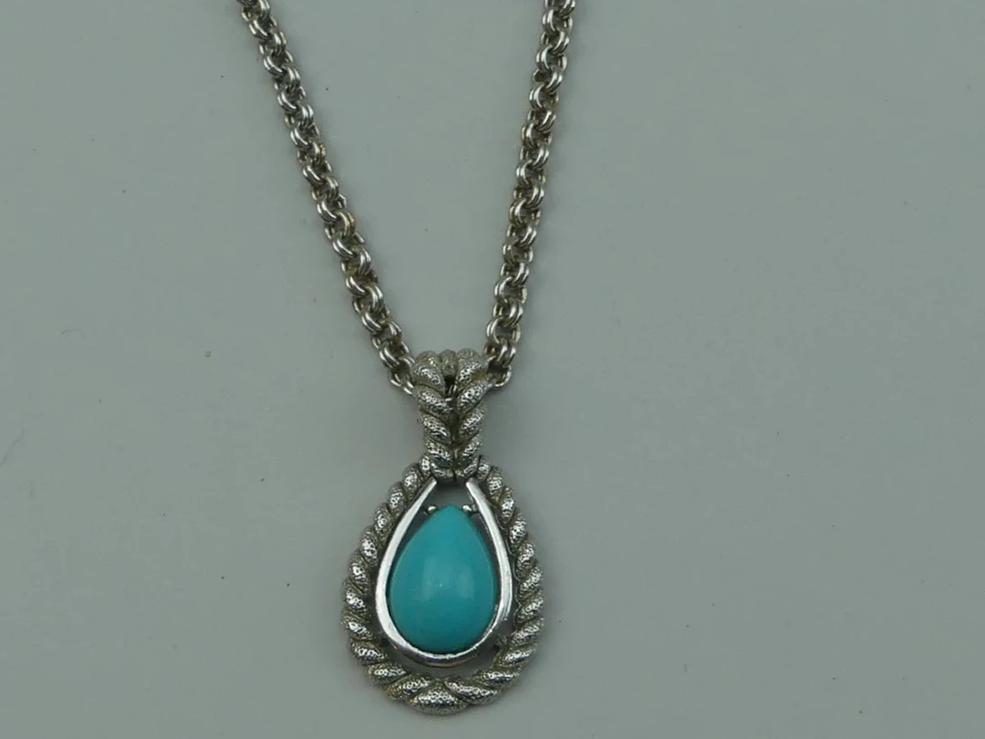AVON. Collier retenant un pendentif orné d'un cabochon façon - Lot 463