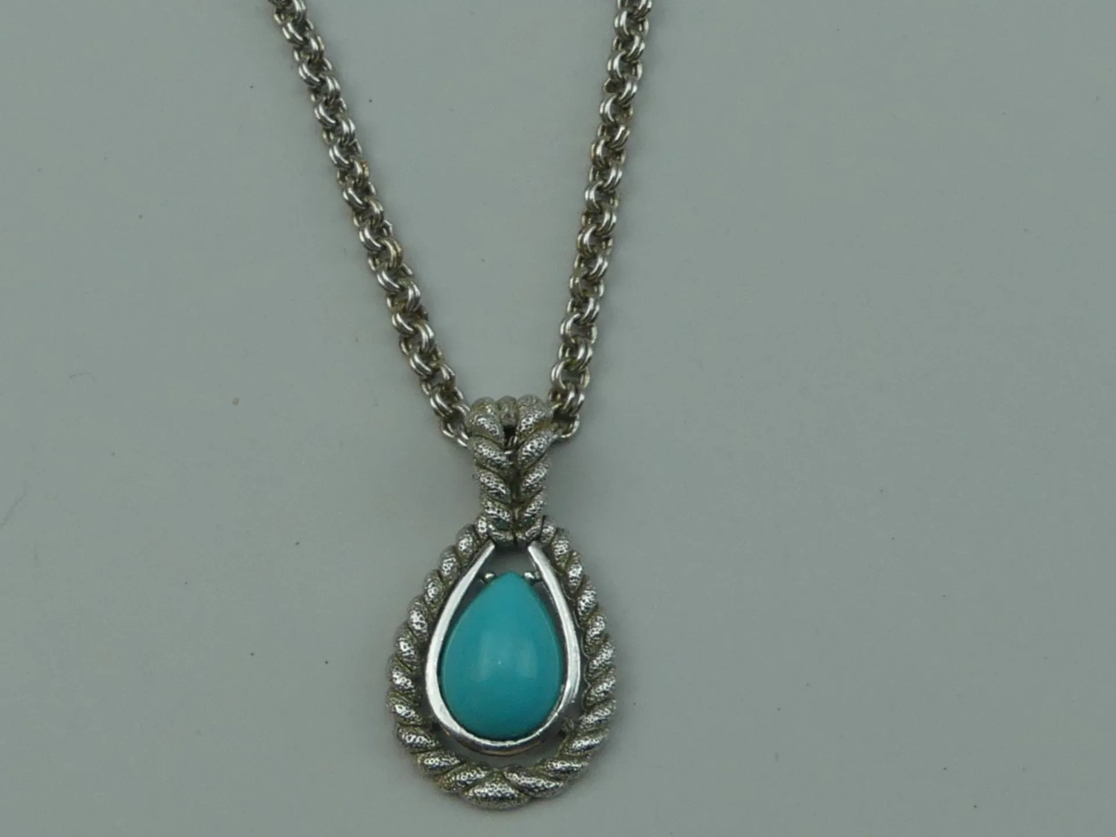 AVON. Collier retenant un pendentif orné d'un cabochon façon - Lot 463