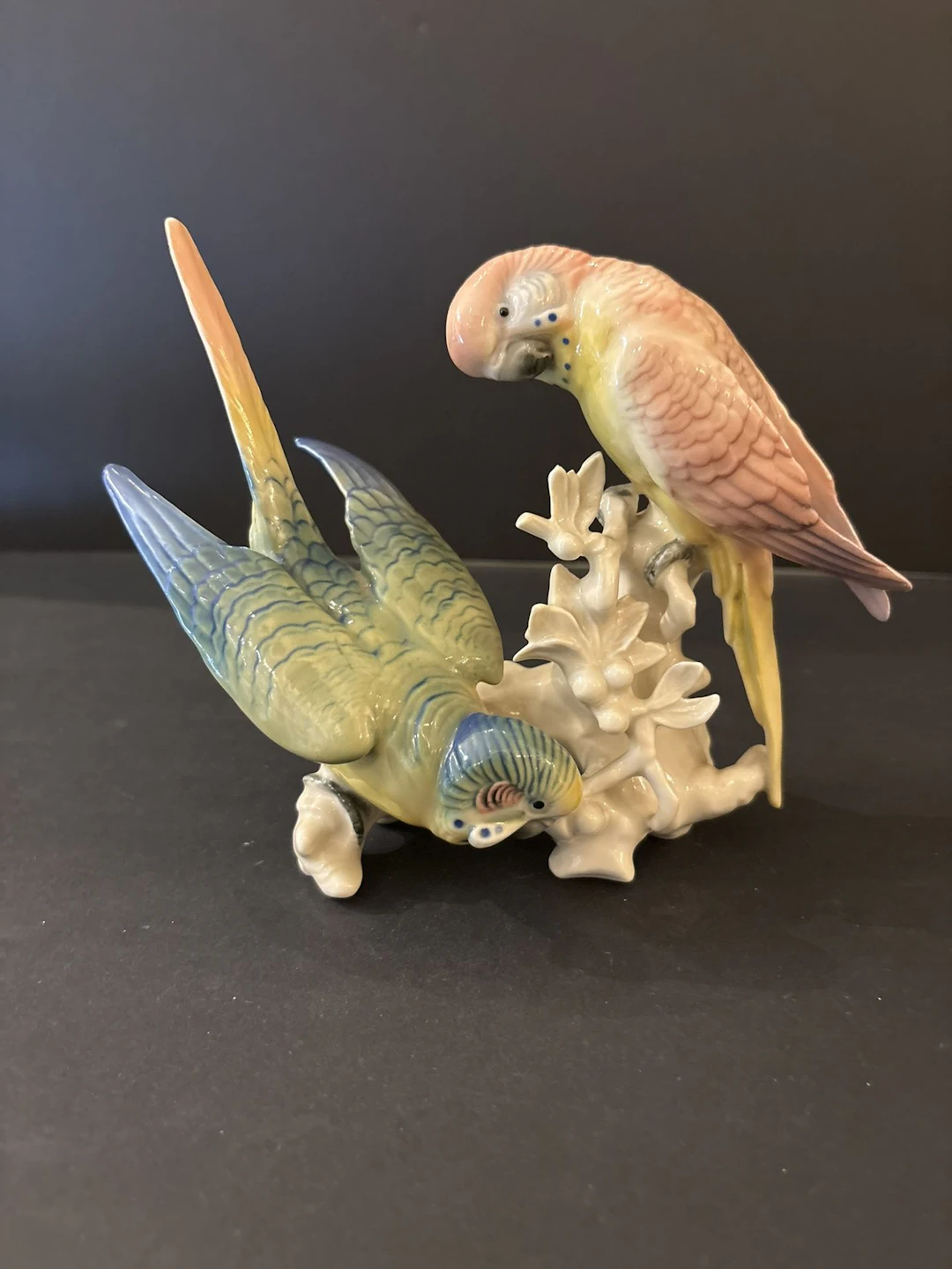 KARL ENS (Allemagne). Couple de perruches en porcelaine poly - Lot 316
