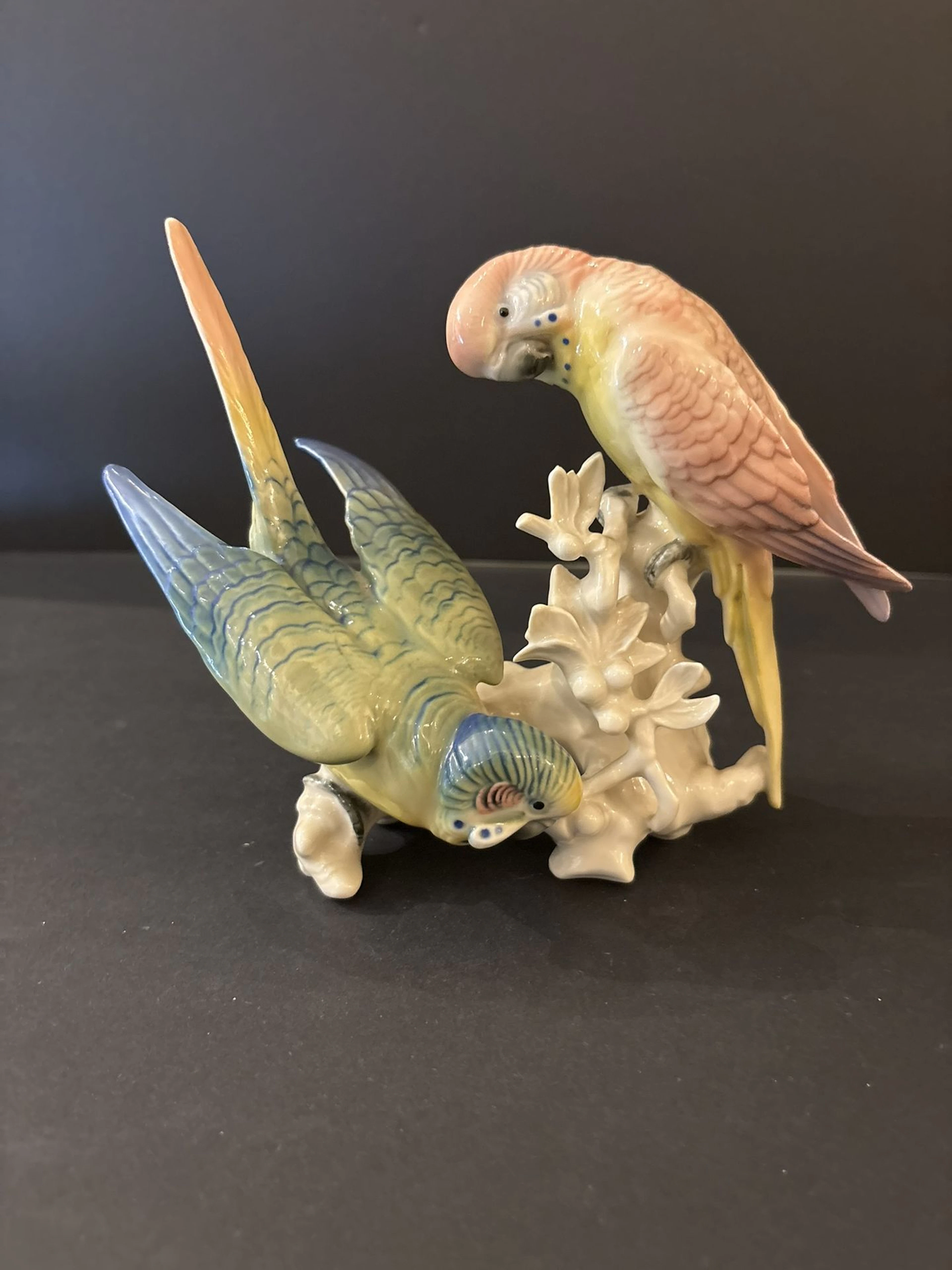 KARL ENS (Allemagne). Couple de perruches en porcelaine poly - Lot 316