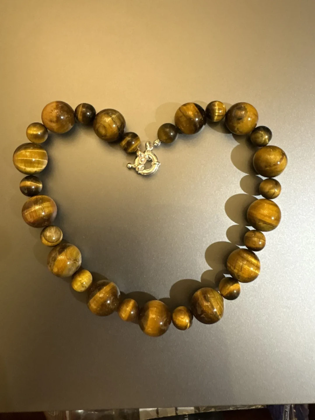 Collier de perles de quartz œil de tigre, fermoir métal arge - Lot 61