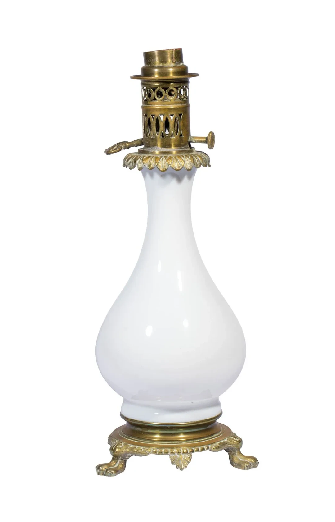 Lampe à pétrole formée d’un vase balustre en opaline blanche - Lot 364