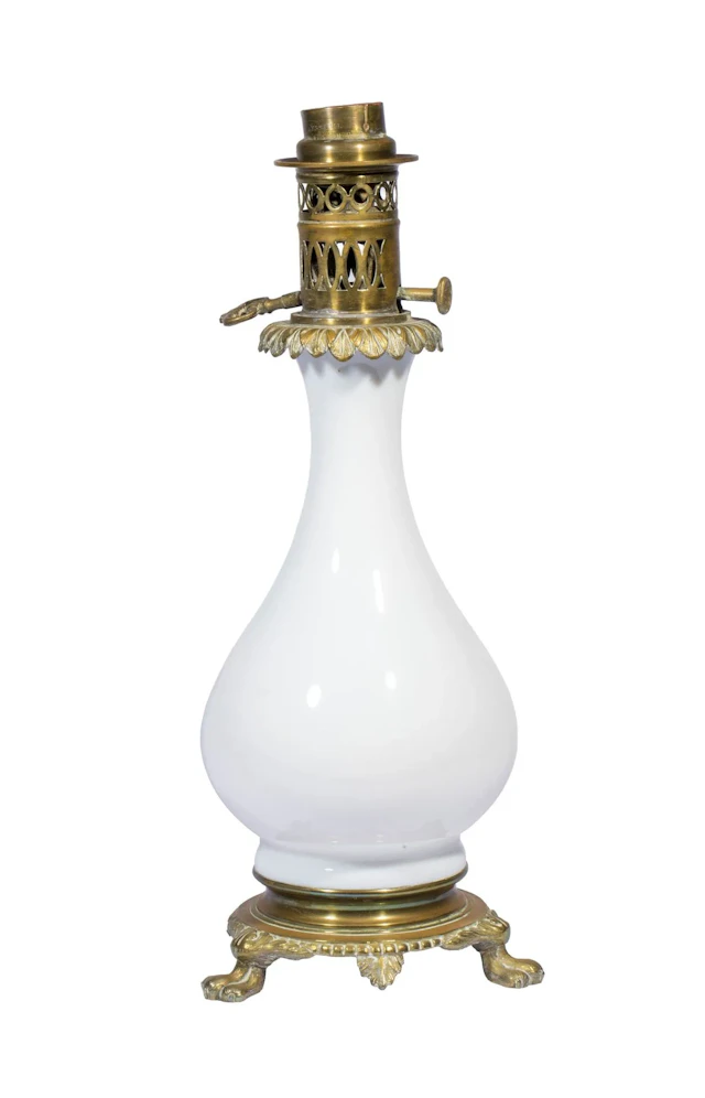 Lampe à pétrole formée d’un vase balustre en opaline blanche - Lot 364