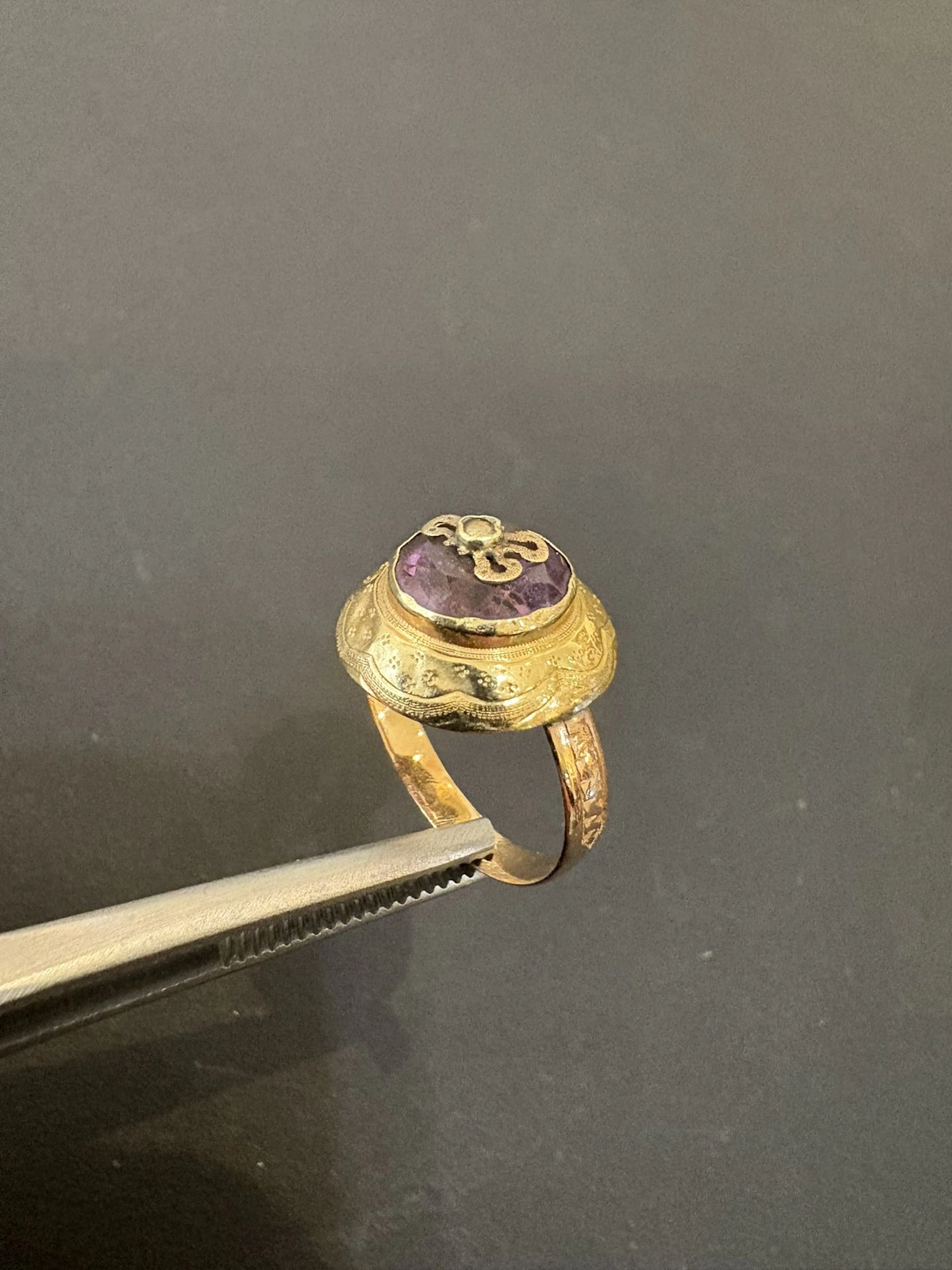 Bague en or jaune 750°/°° et verre 1,7 cm. Le motif mesure 1 - Lot 3