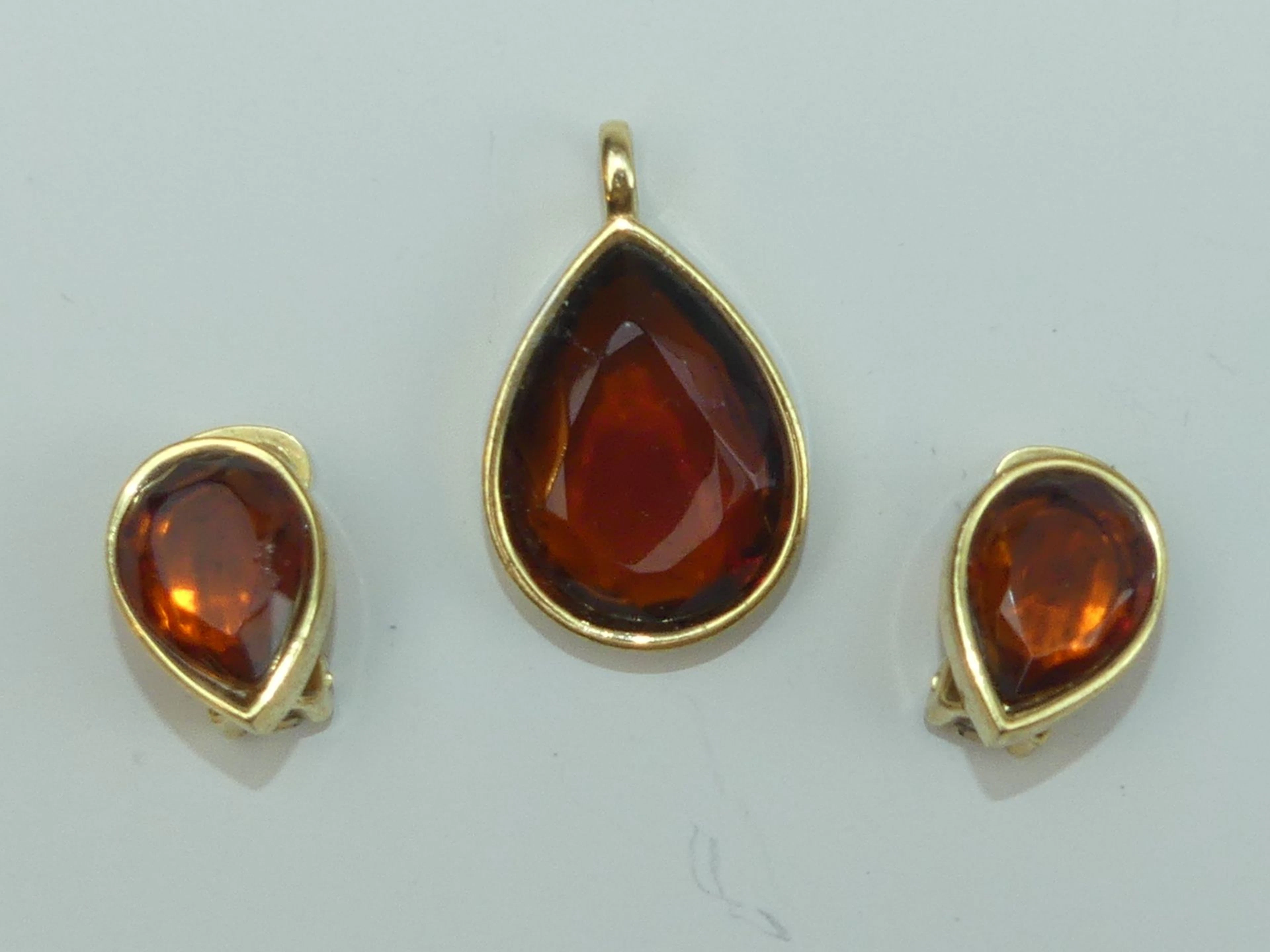DAVID GRAU. Parure pendentif et paire de boucles d'oreilles - Lot 429