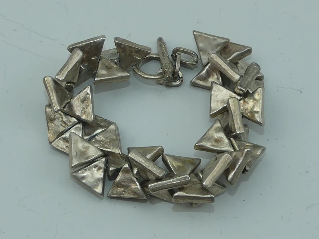 BICHE DE BERE. Bracelet en métal argenté brossé constitué d' - Lot 403