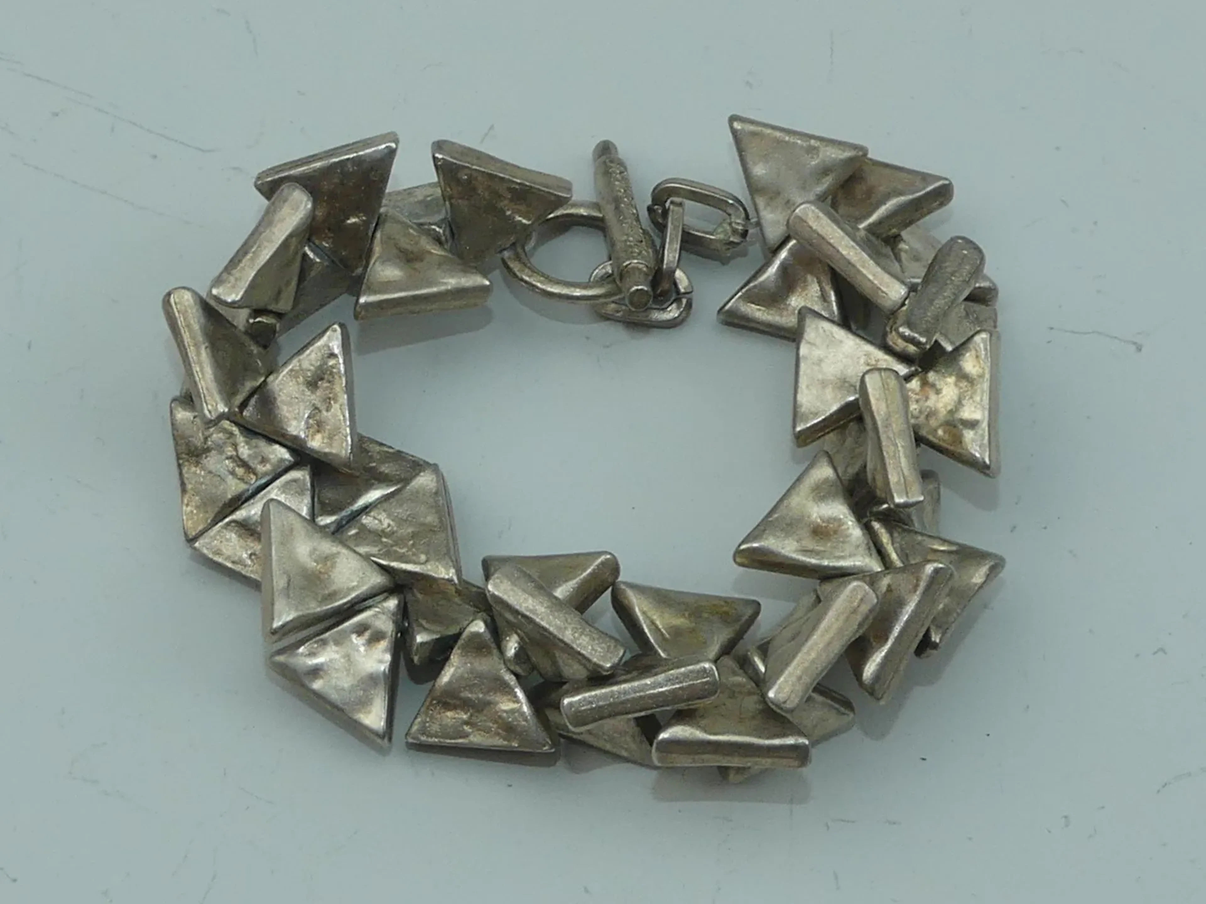 BICHE DE BERE. Bracelet en métal argenté brossé constitué d' - Lot 403