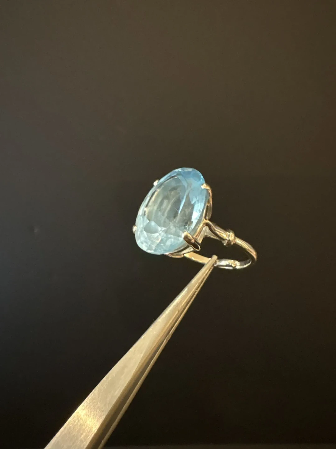 Bague en or gris 750°/°° et topaze. La pierre mesure 2 x 1,4 - Lot 234