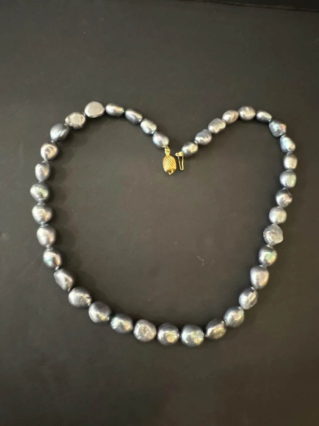 Collier de 38 perles de culture d’eau douce grise. Fermoir à - Lot 186