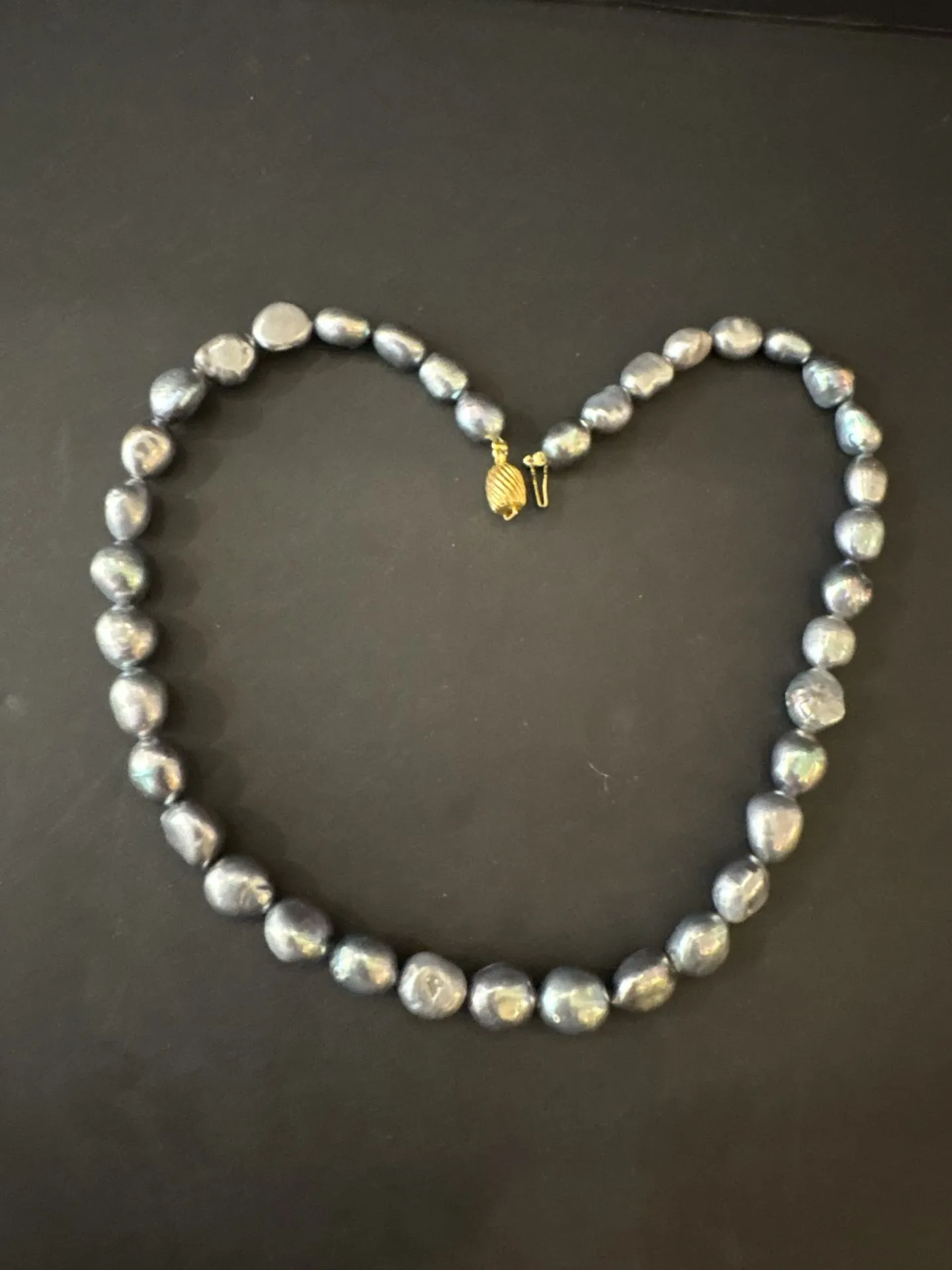 Collier de 38 perles de culture d’eau douce grise. Fermoir à - Lot 186