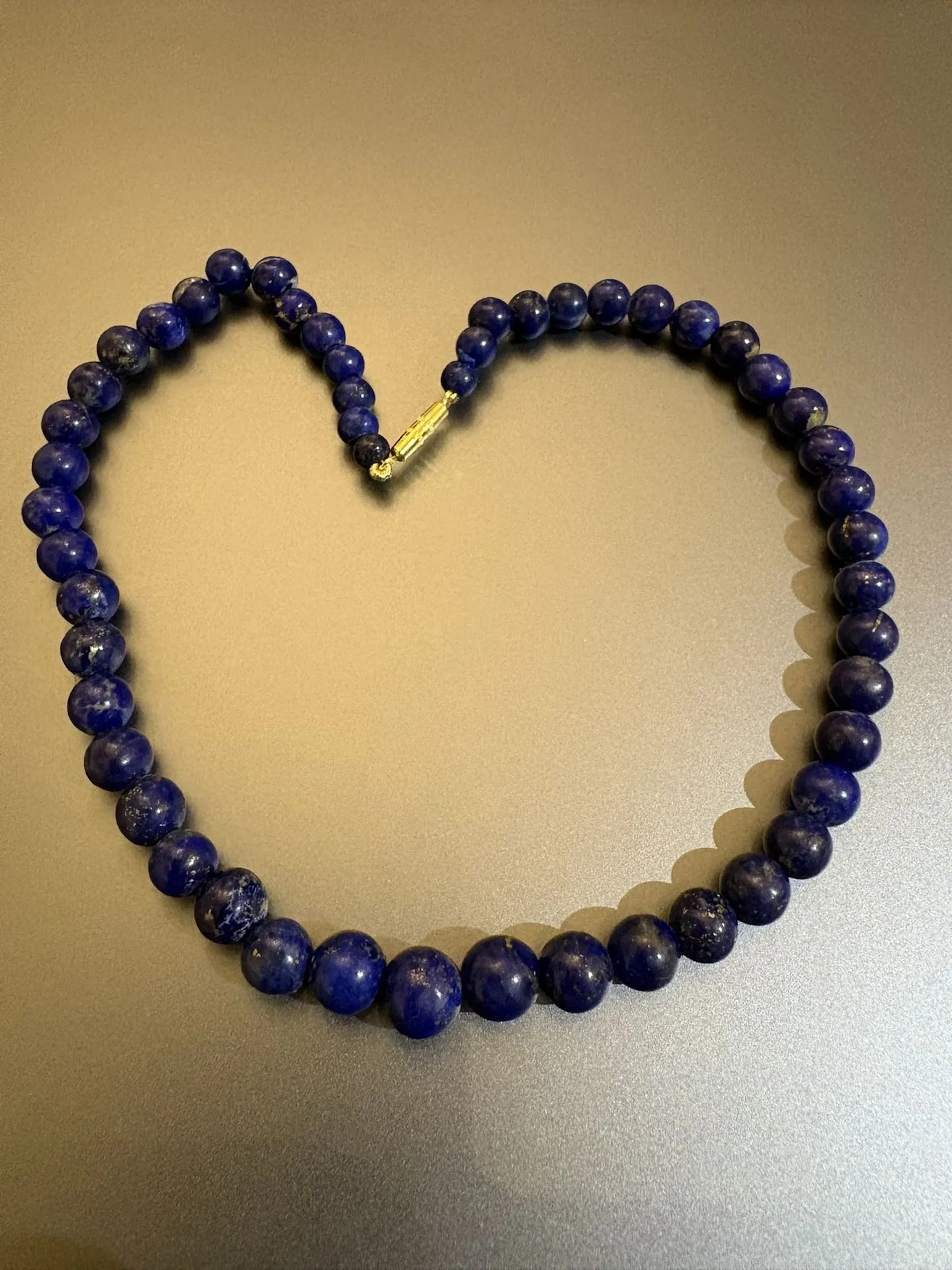 Collier de perles de lapis-lazuli. Fermoir métal doré. Longu - Lot 70