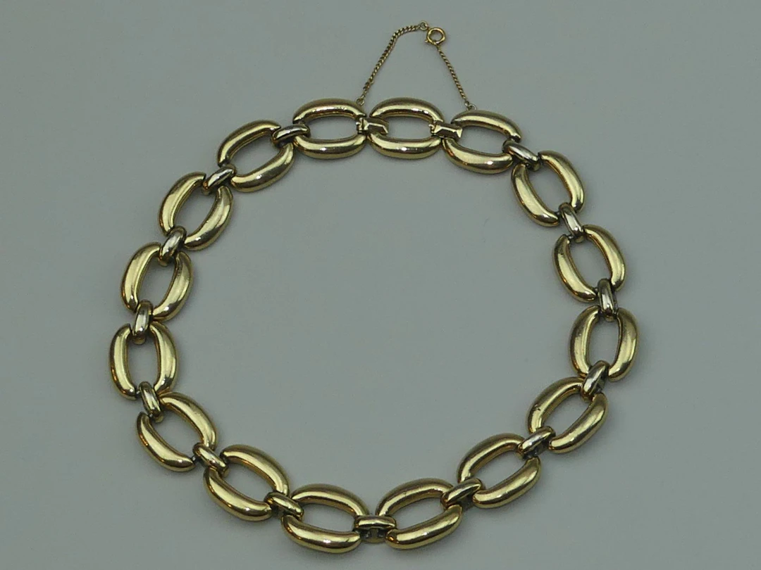 CARTIER (dans le goût de). Collier modèle baignoire en métal - Lot 439