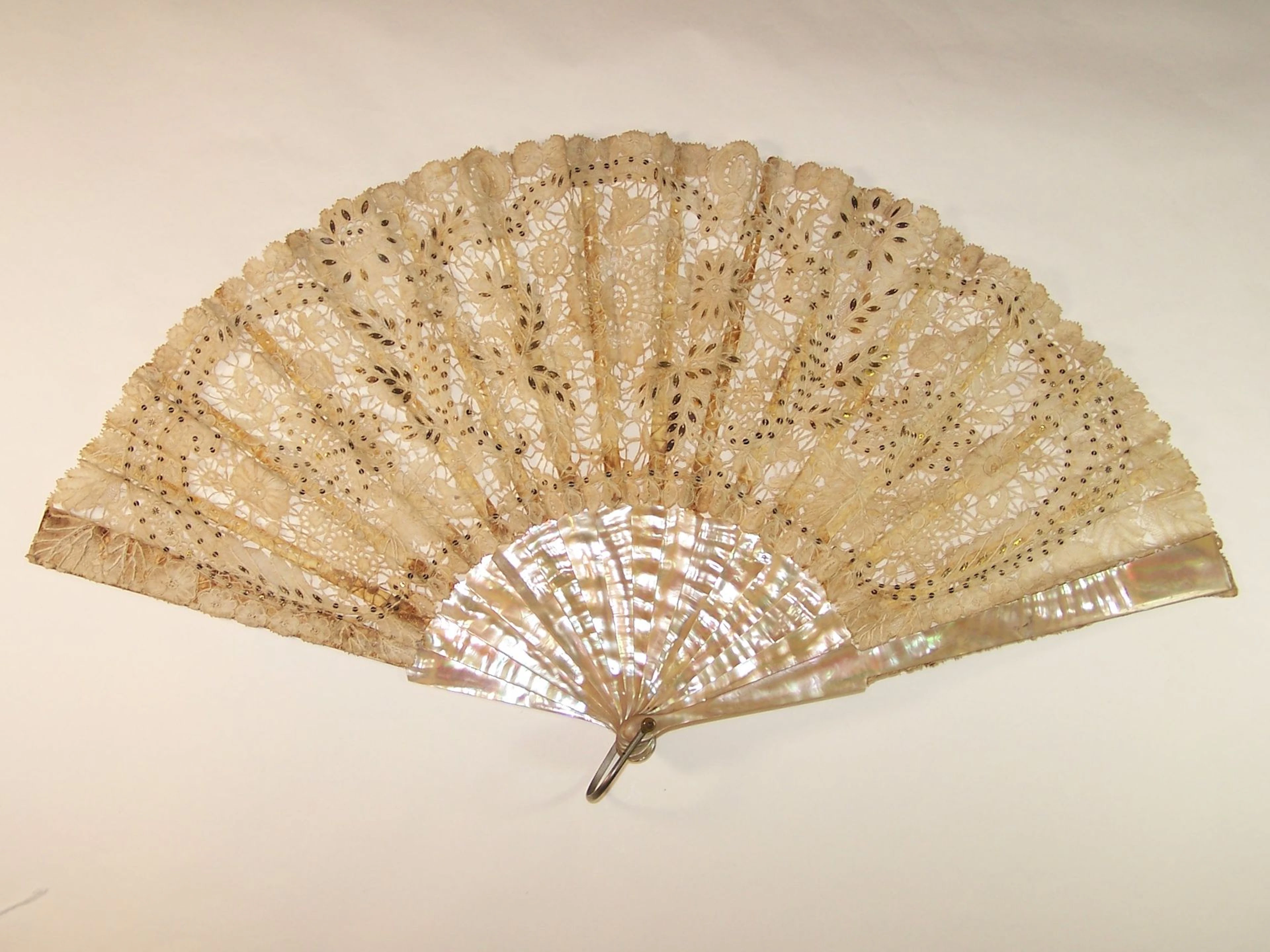 NACRE et DENTELLE Eventail, monture en nacre, feuille en de - Lot 492