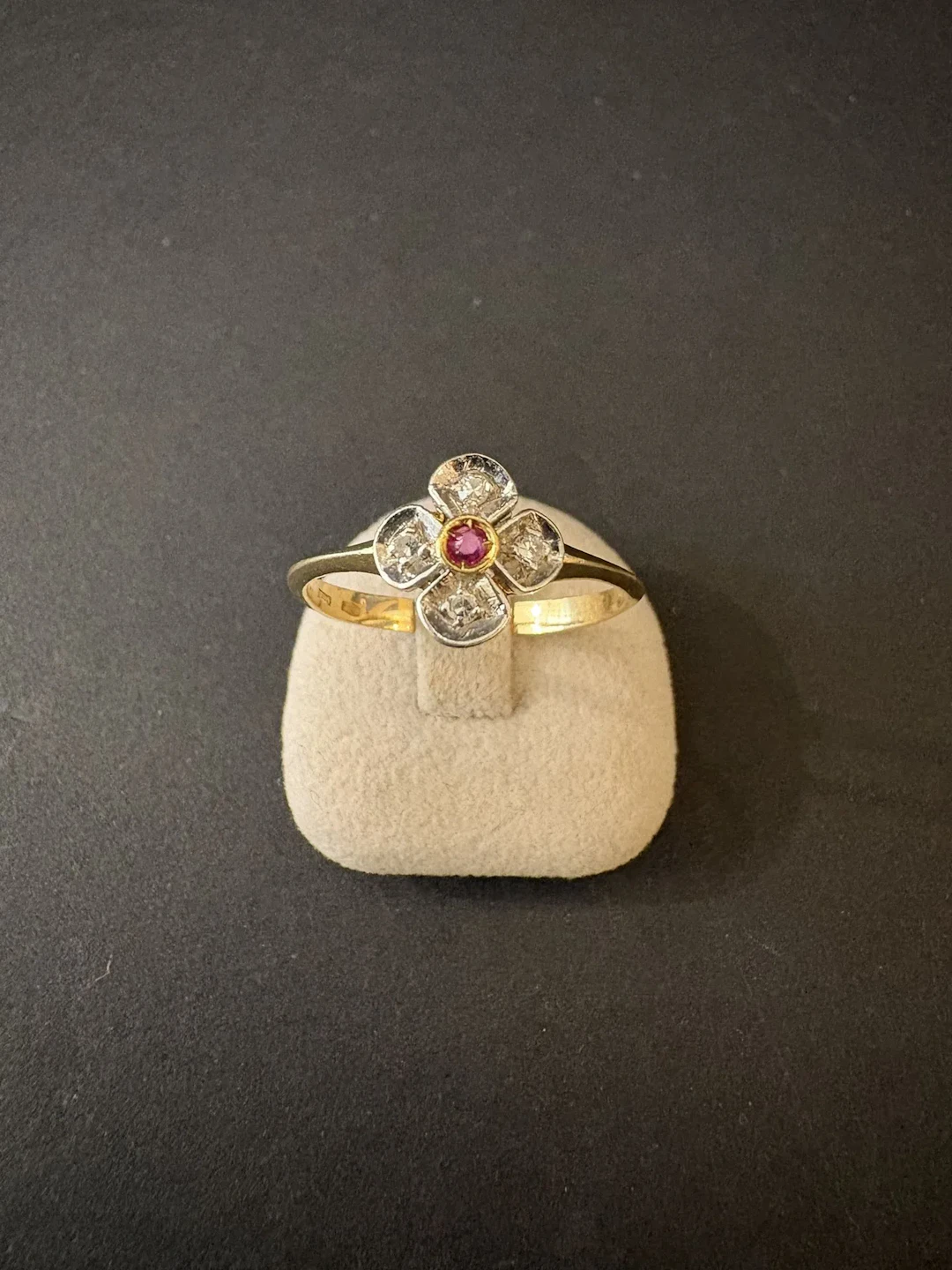 Bague en or 750°/°° motif de trèfle sertie de quatre diamant - Lot 16