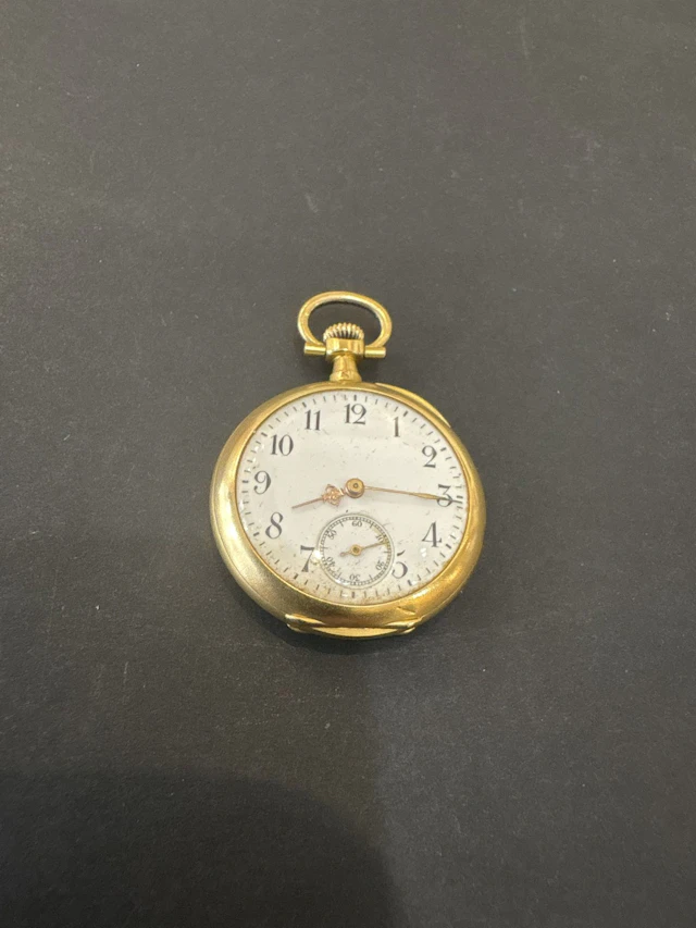 Montre gousset en or jaune 750°/°°. Boîtier ciselé au dos d' - Lot 9