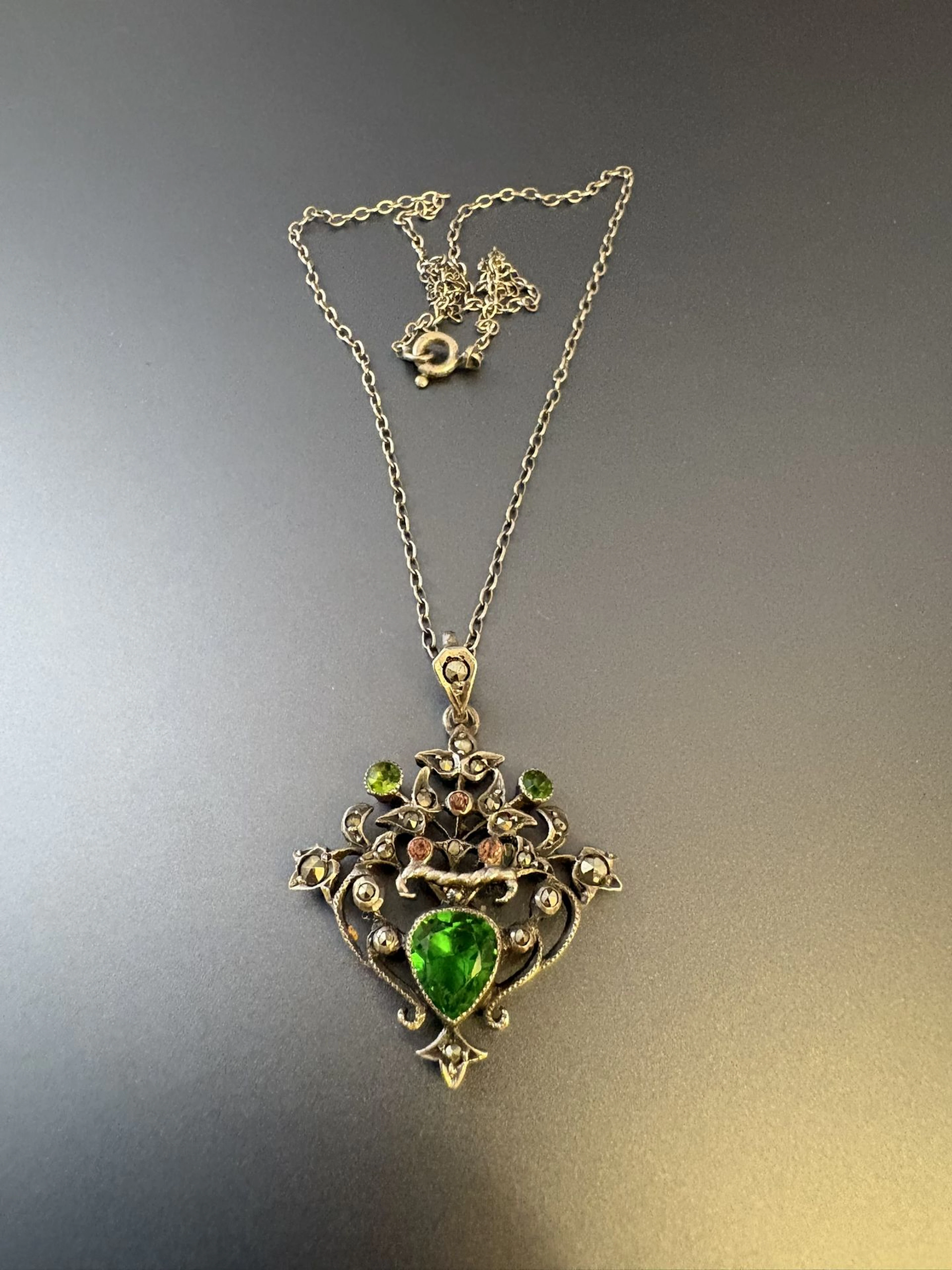 Ancienne chaîne et pendentif en argent 800°/°° et pierres. D - Lot 215
