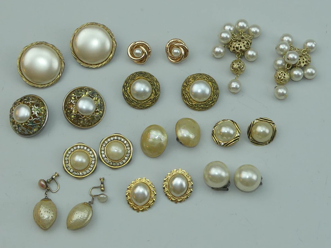 CHANEL (dans le goût de) et divers. 11 paires de boucles d' - Lot 397