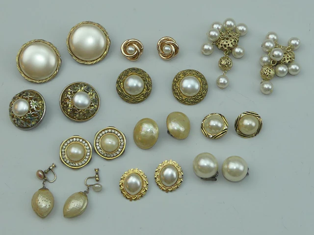 CHANEL (dans le goût de) et divers. 11 paires de boucles d' - Lot 397