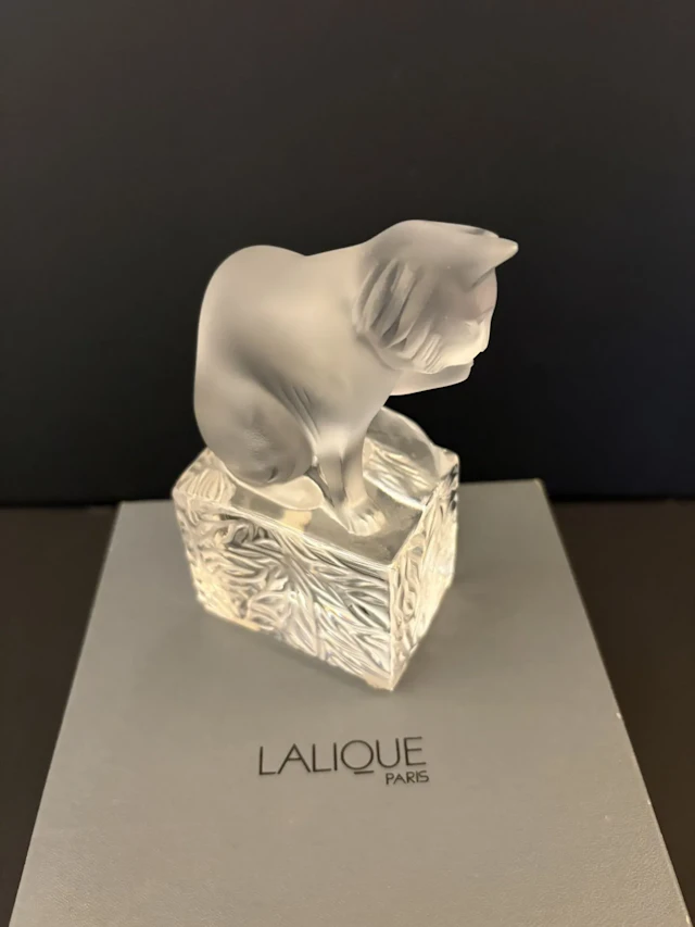 LALIQUE. Chat modèle "Chat Doumi". Hauteur : 13 cm. - Lot 271