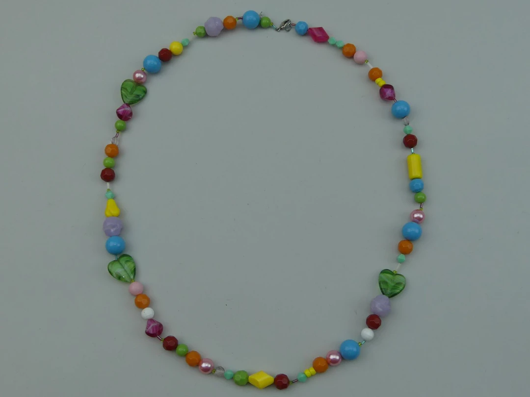 AGATHA. Long sautoir composé de perles de vives couleurs en - Lot 467
