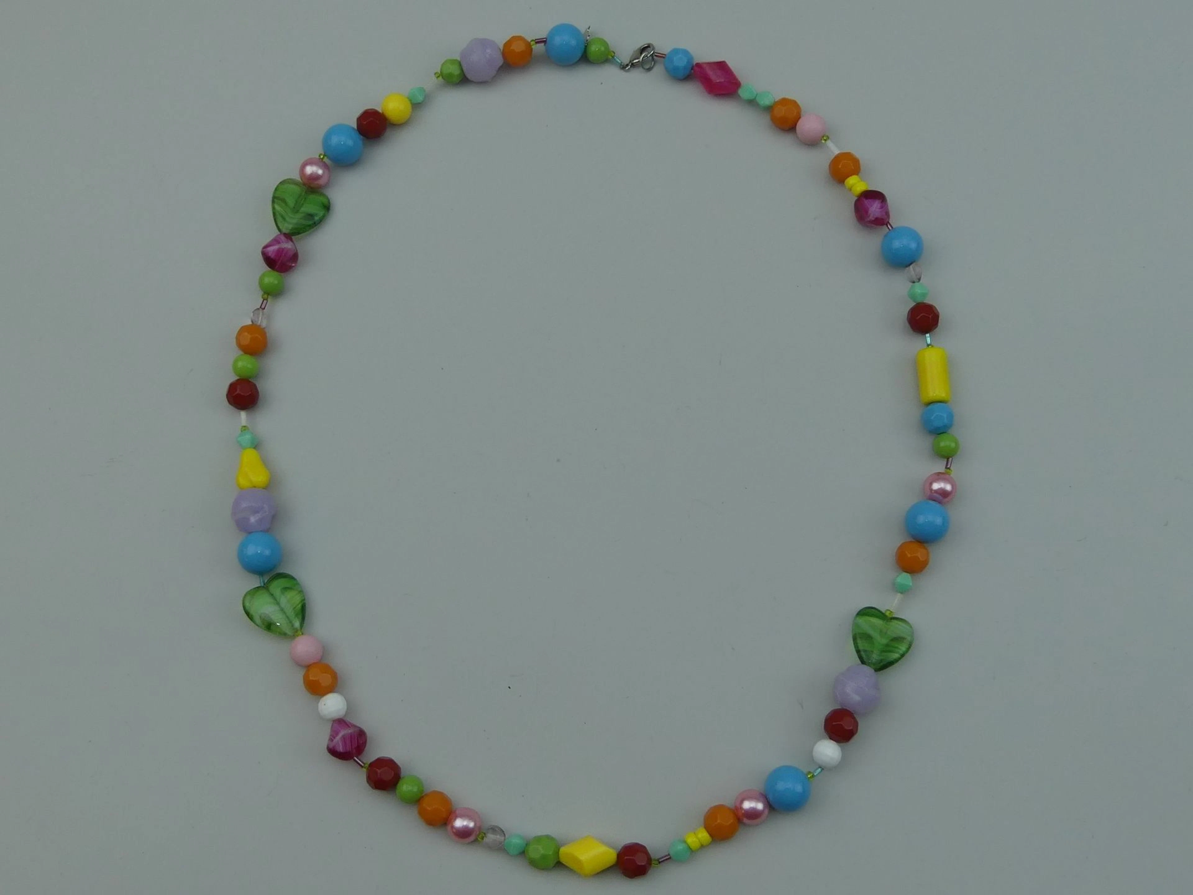 AGATHA. Long sautoir composé de perles de vives couleurs en - Lot 467