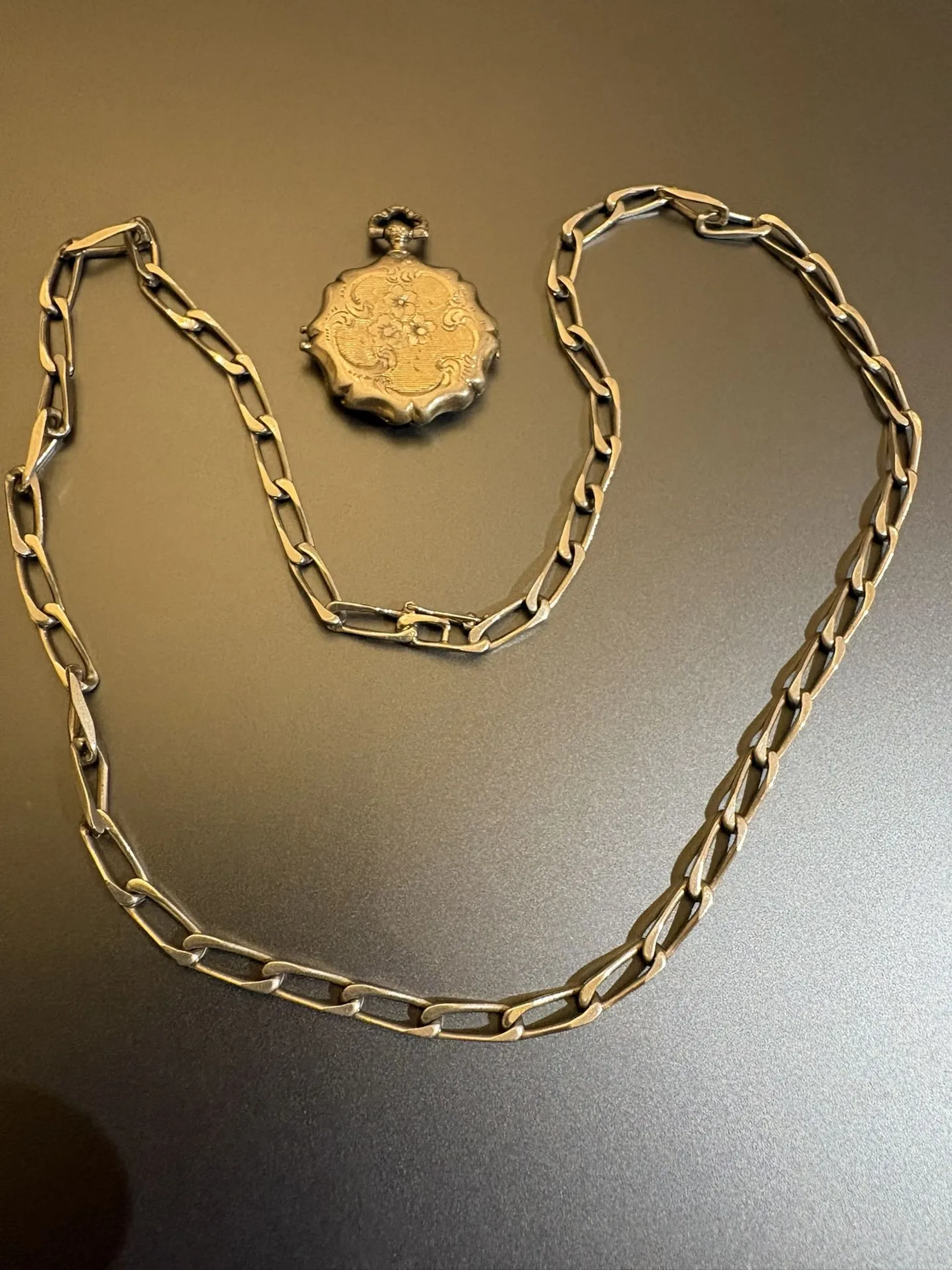 Collier et pendentif porte souvenir en argent min. 800°/°°. - Lot 48