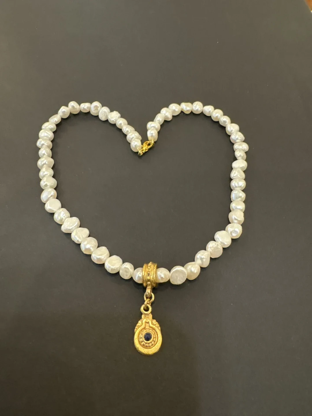 Collier de perles d’eau douce blanches baroques centré d’un - Lot 116