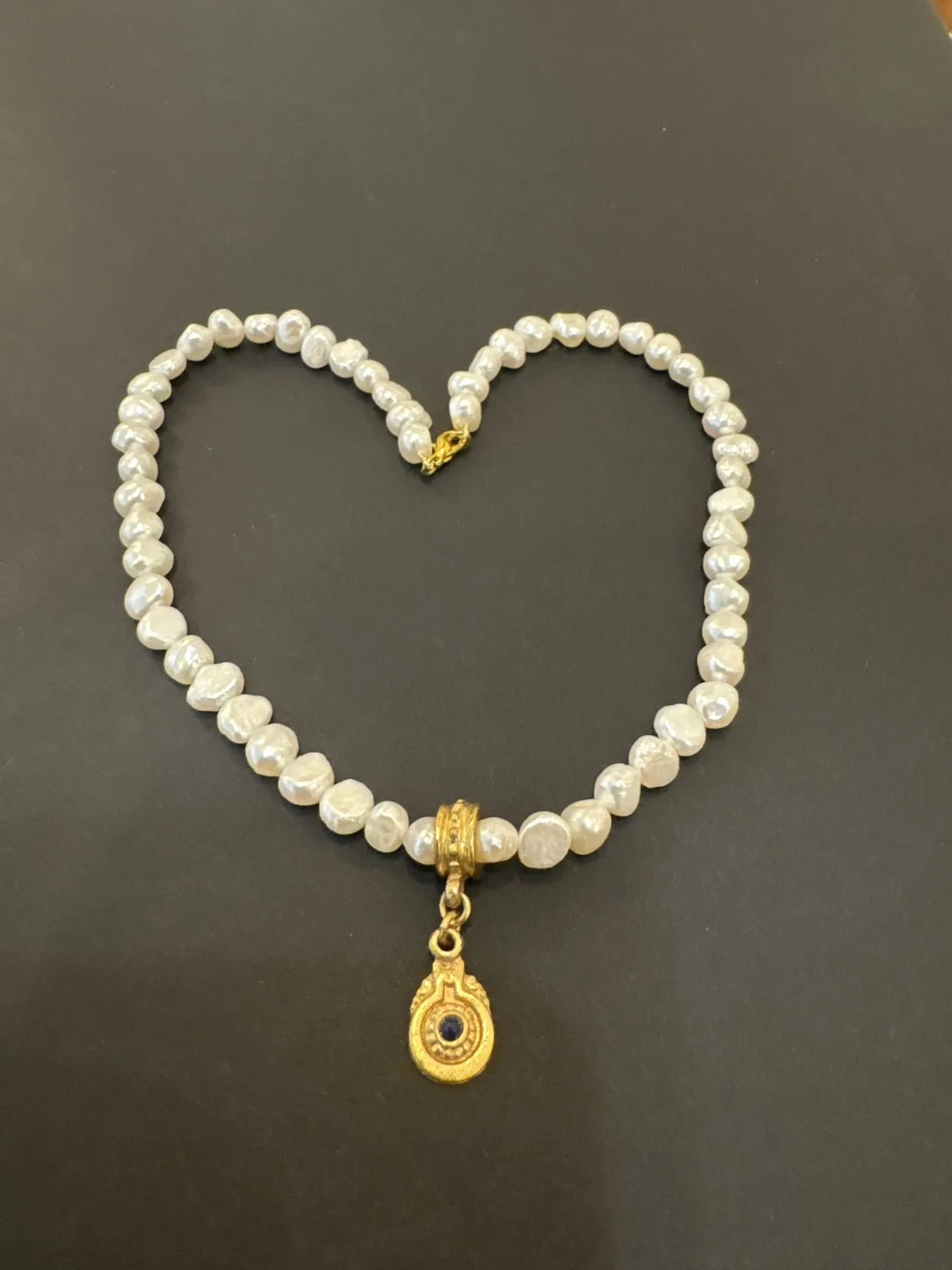 Collier de perles d’eau douce blanches baroques centré d’un - Lot 116