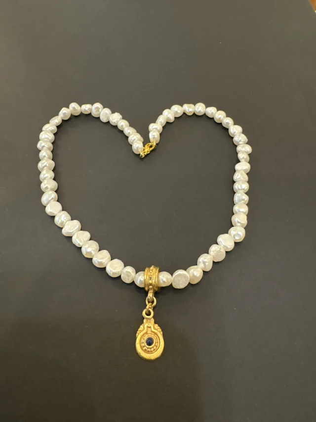 Collier de perles d’eau douce blanches baroques centré d’un - Lot 116