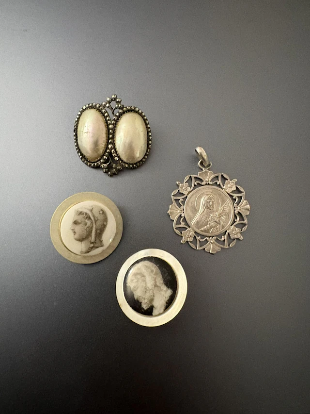 Lot bijoux anciens. Médaille religieuse, broche et deux bout - Lot 244