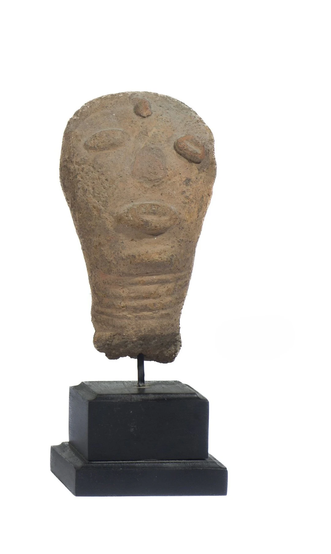 Tête humaine, le front orné d'une scarification en relief sy - Lot 329