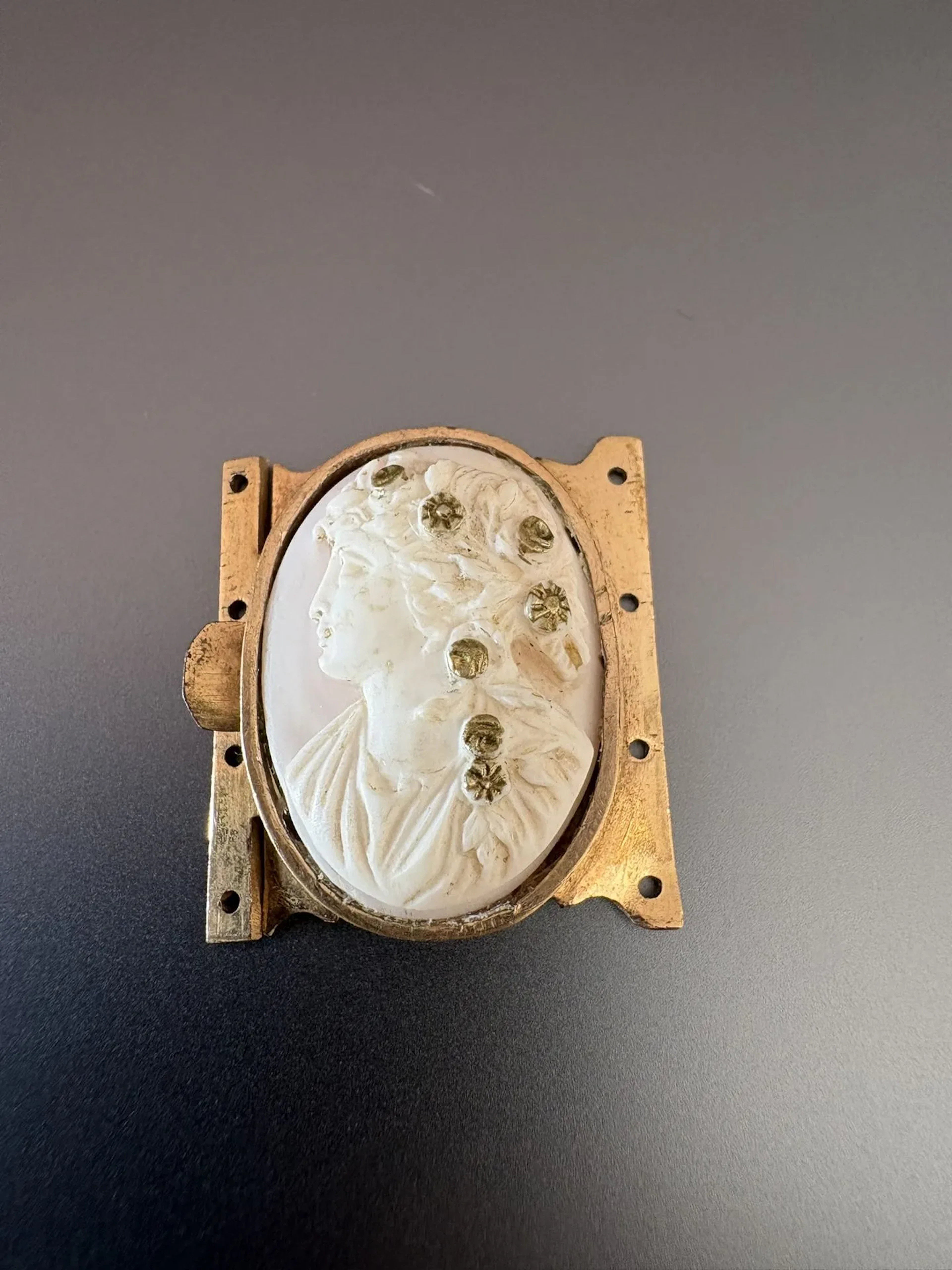 XIXe siècle. Fermoir en pomponne pour collier ou bracelet de - Lot 135
