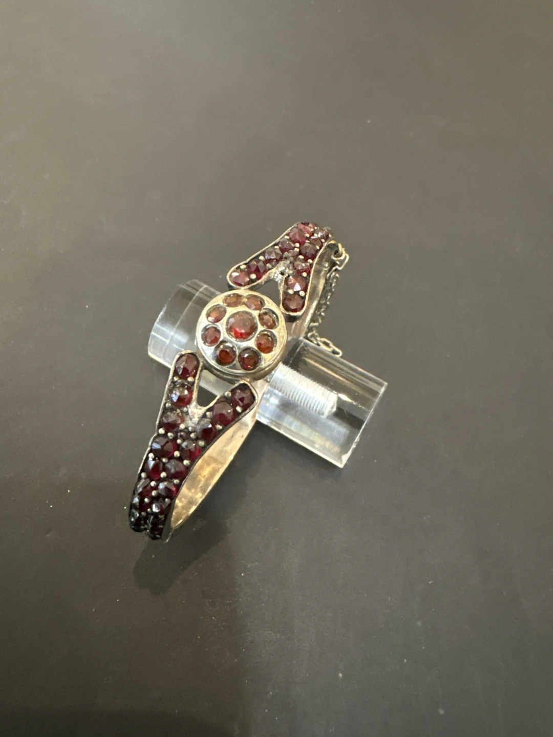 Ancien bracelet rigide ouvrant entièrement serti de grenat f - Lot 109