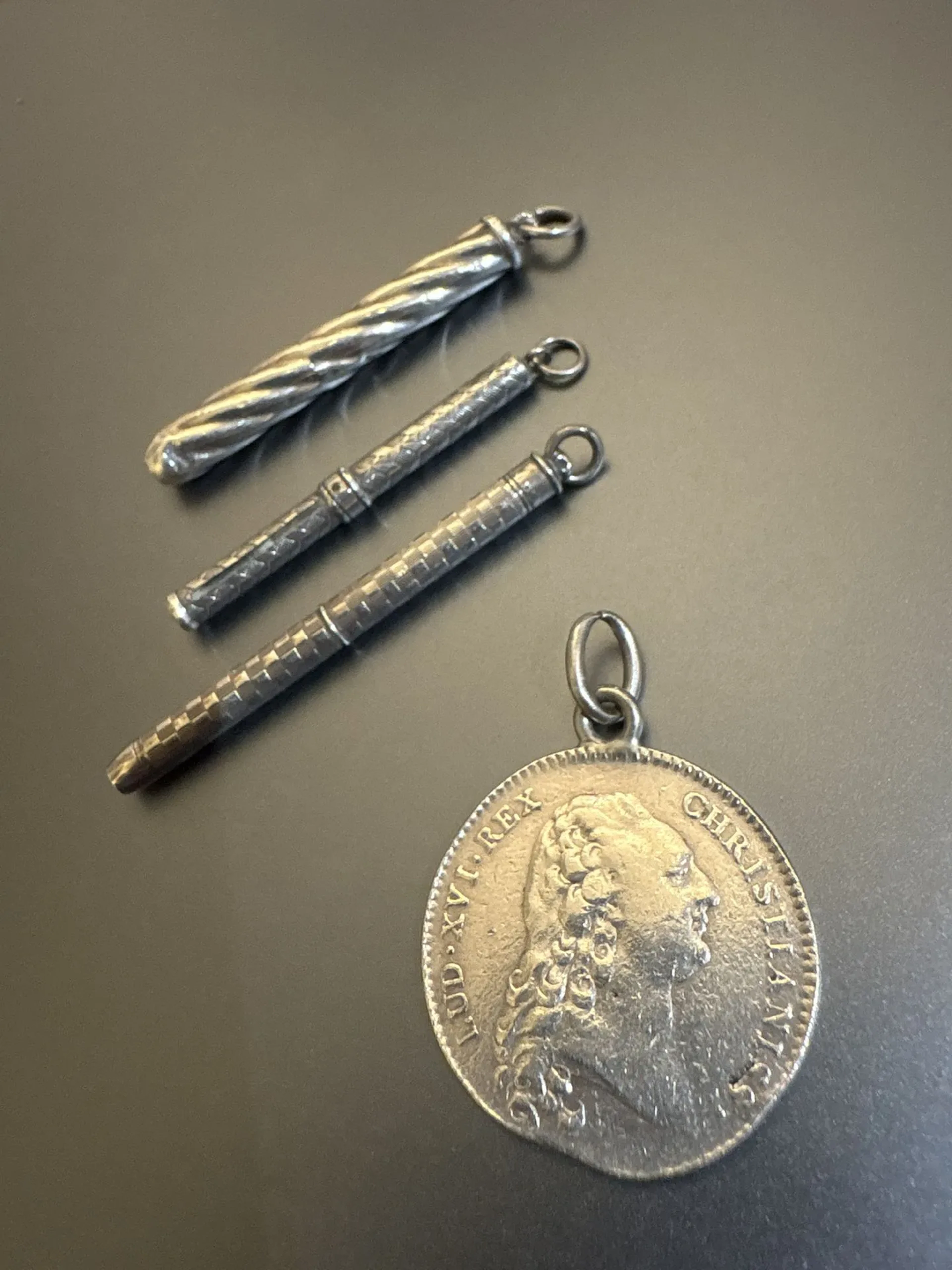 Trois porte mines en argent fourré, et un pendentif jeton en - Lot 63