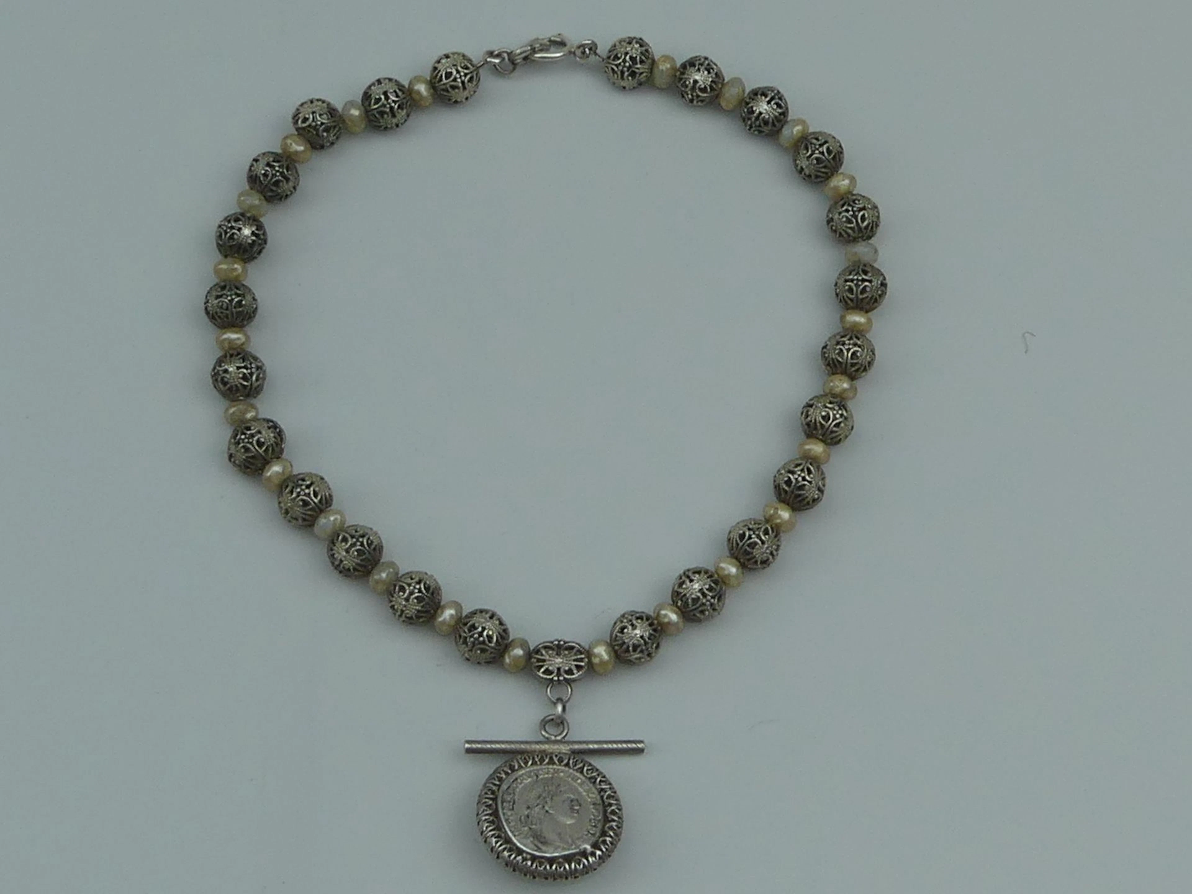 REMINISCENCE. Collier en argent ou métal argenté constitué d - Lot 428