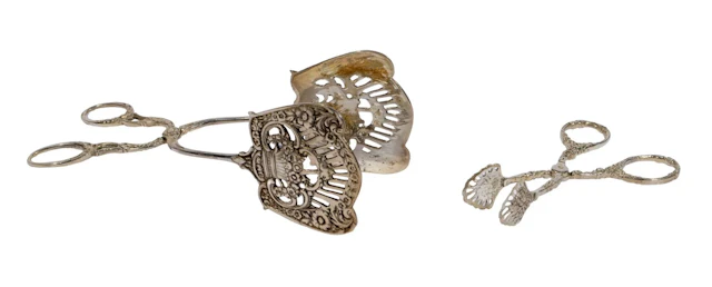 Une pince à gâteau en argent 800°/°° à décor ajouré d’un pan - Lot 218