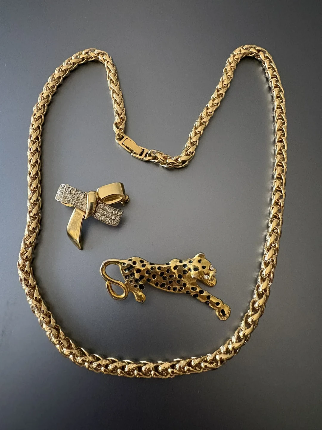 Collier et deux broches en métal doré et pierres. - Lot 254