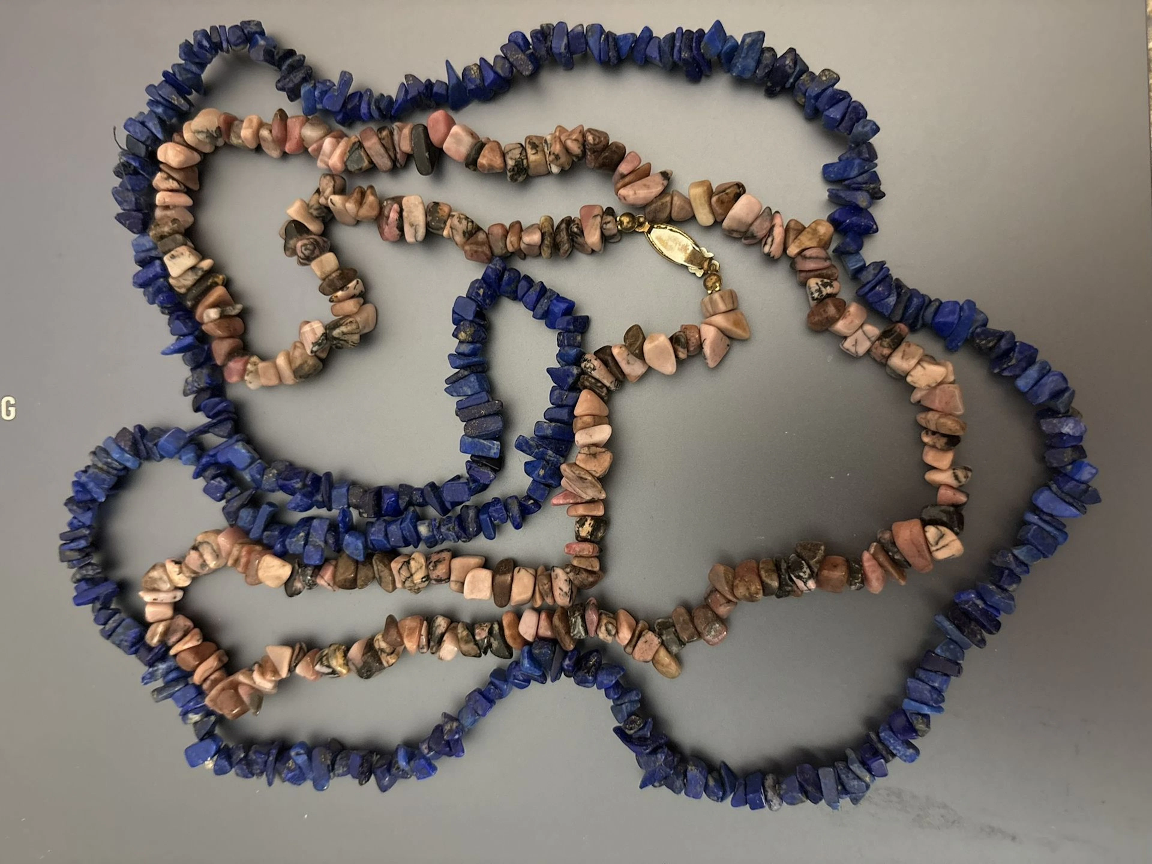 Deux sautoirs en perles de rhodonite et lapis-lazuli, fermoi - Lot 269