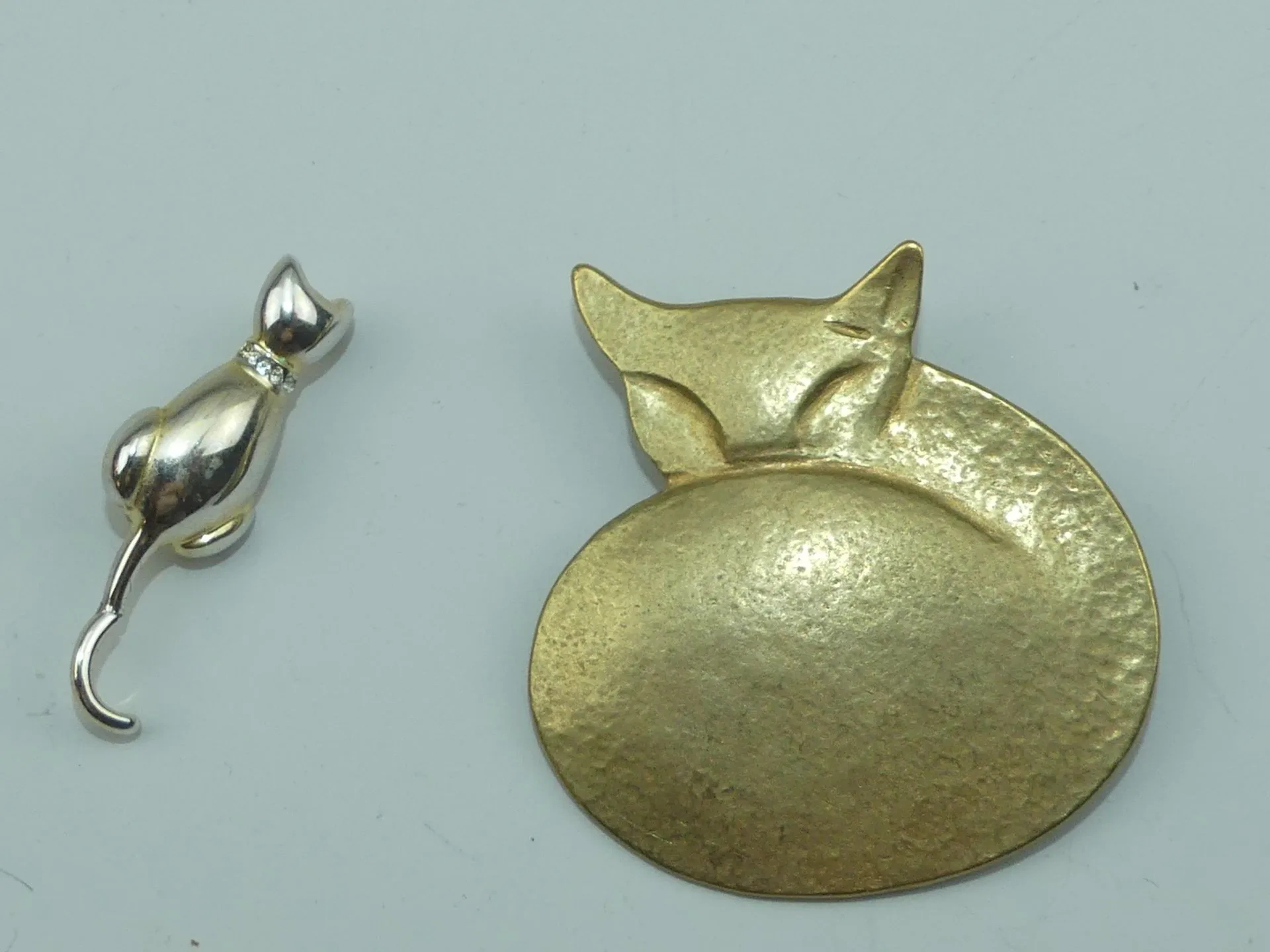 CELINE T SAXE. Broche en bronze doré martelé figurant un cha - Lot 363