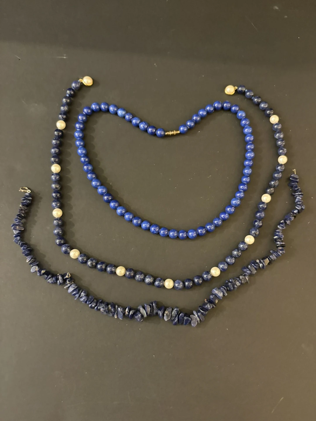 Trois colliers en pierre dure et divers, dont sodalite. - Lot 228