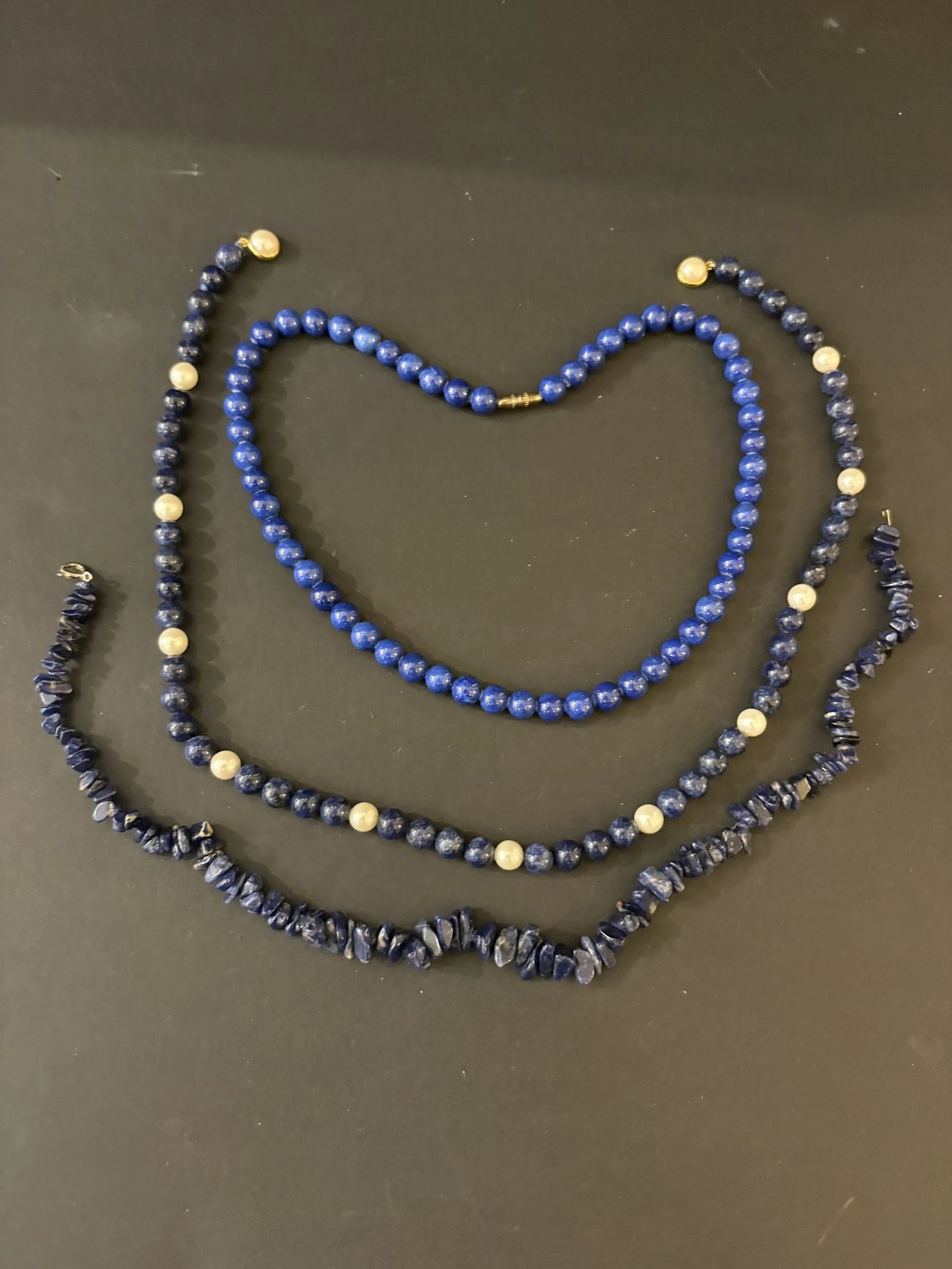 Trois colliers en pierre dure et divers, dont sodalite. - Lot 228