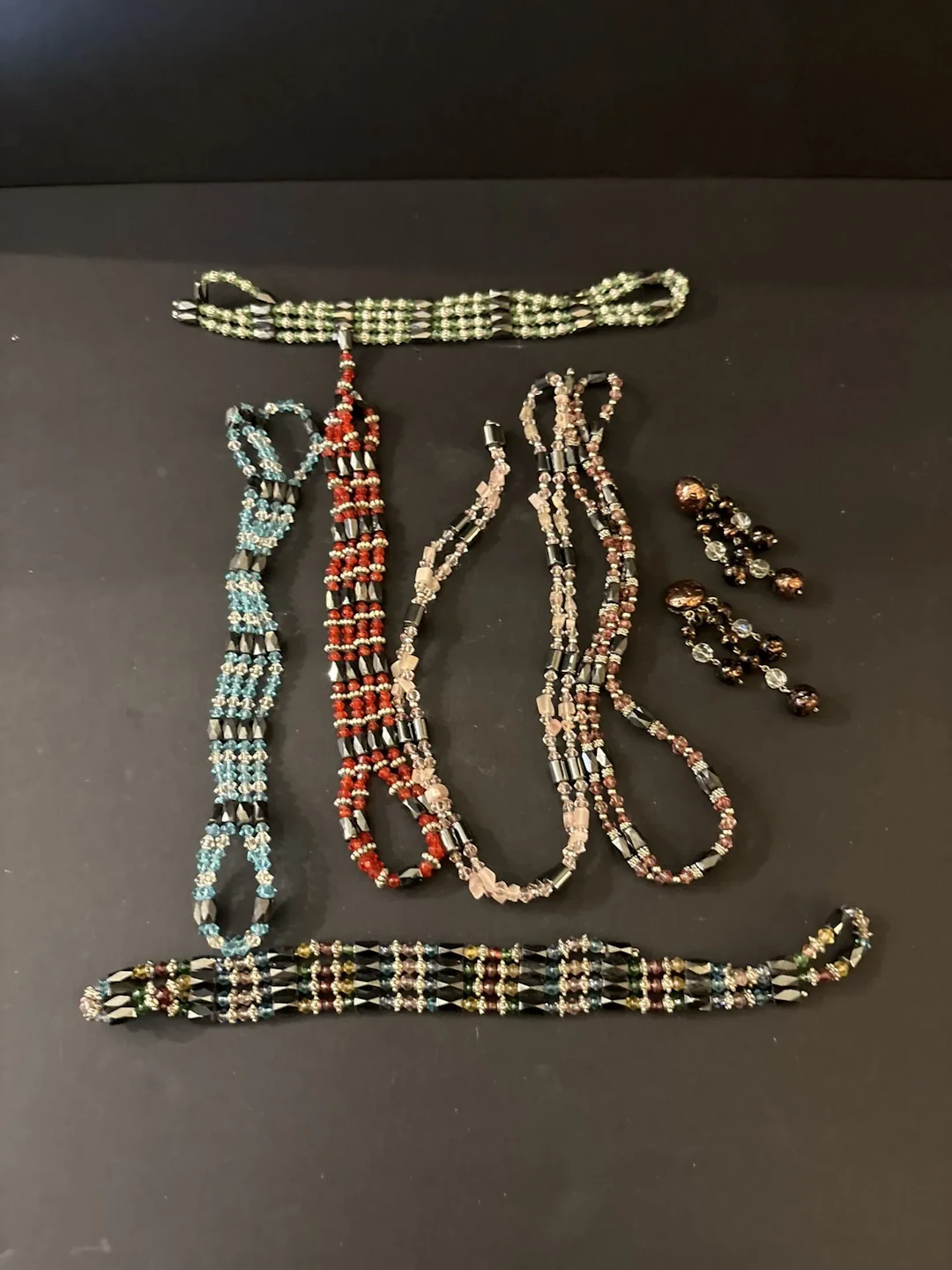 Vers 1950. Paire de boucles d’oreilles pendentifs cristal et - Lot 174